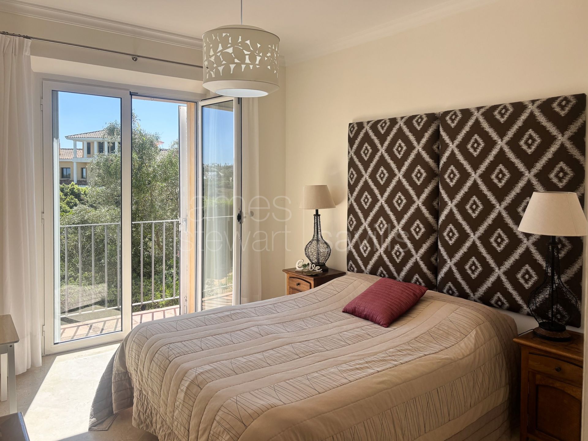 Villa for sale in Sotogrande Alto, Almenara – Quiet setting with garden, pool and views