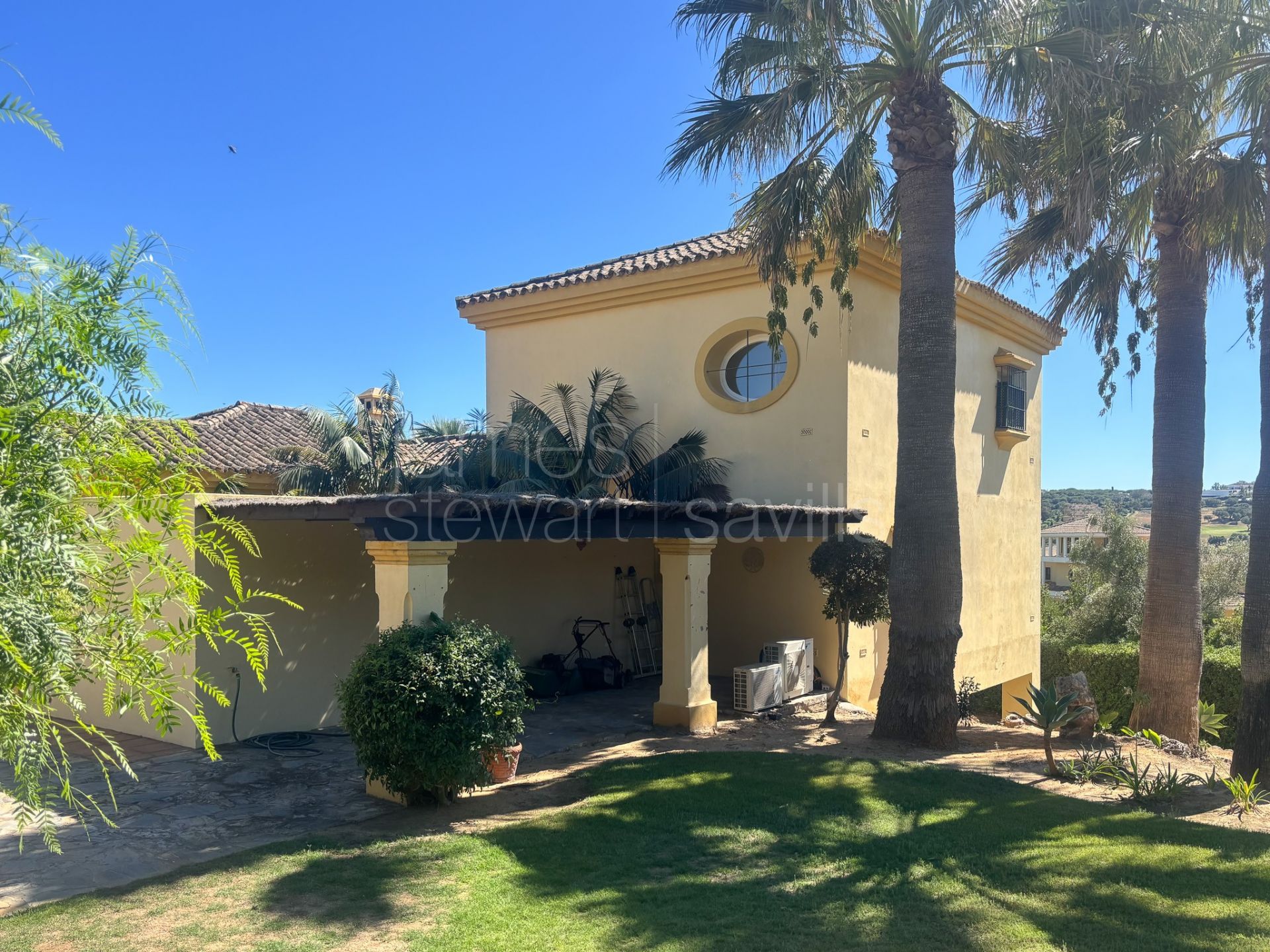 Villa for sale in Sotogrande Alto, Almenara – Quiet setting with garden, pool and views