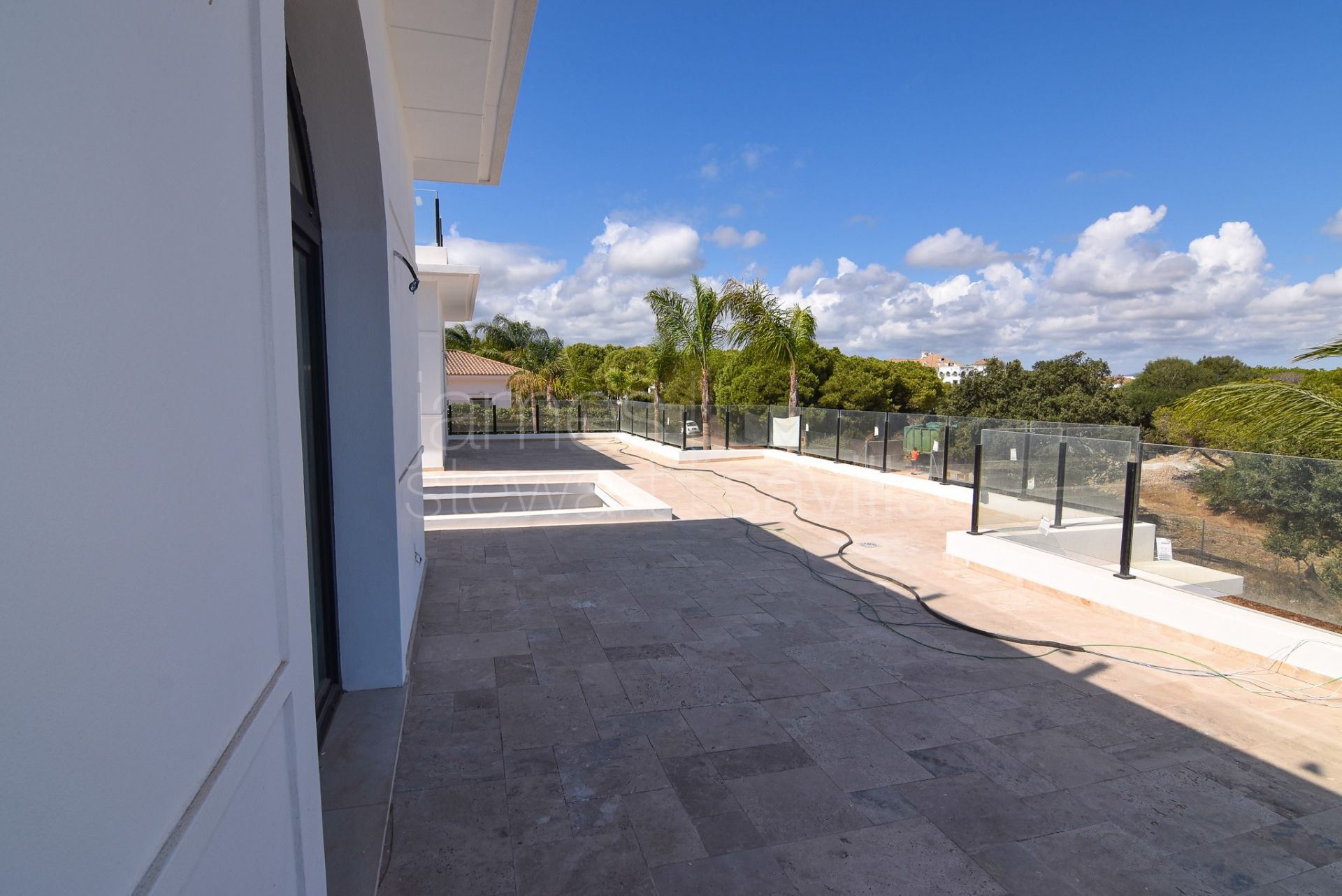 Moderna villa de 5 dormitorios con jacuzzi, cine y gimnasio en Sotogrande
