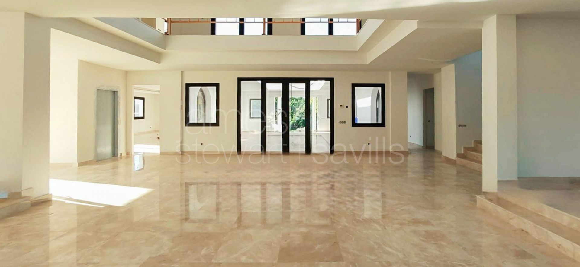 Moderna villa de 5 dormitorios con jacuzzi, cine y gimnasio en Sotogrande