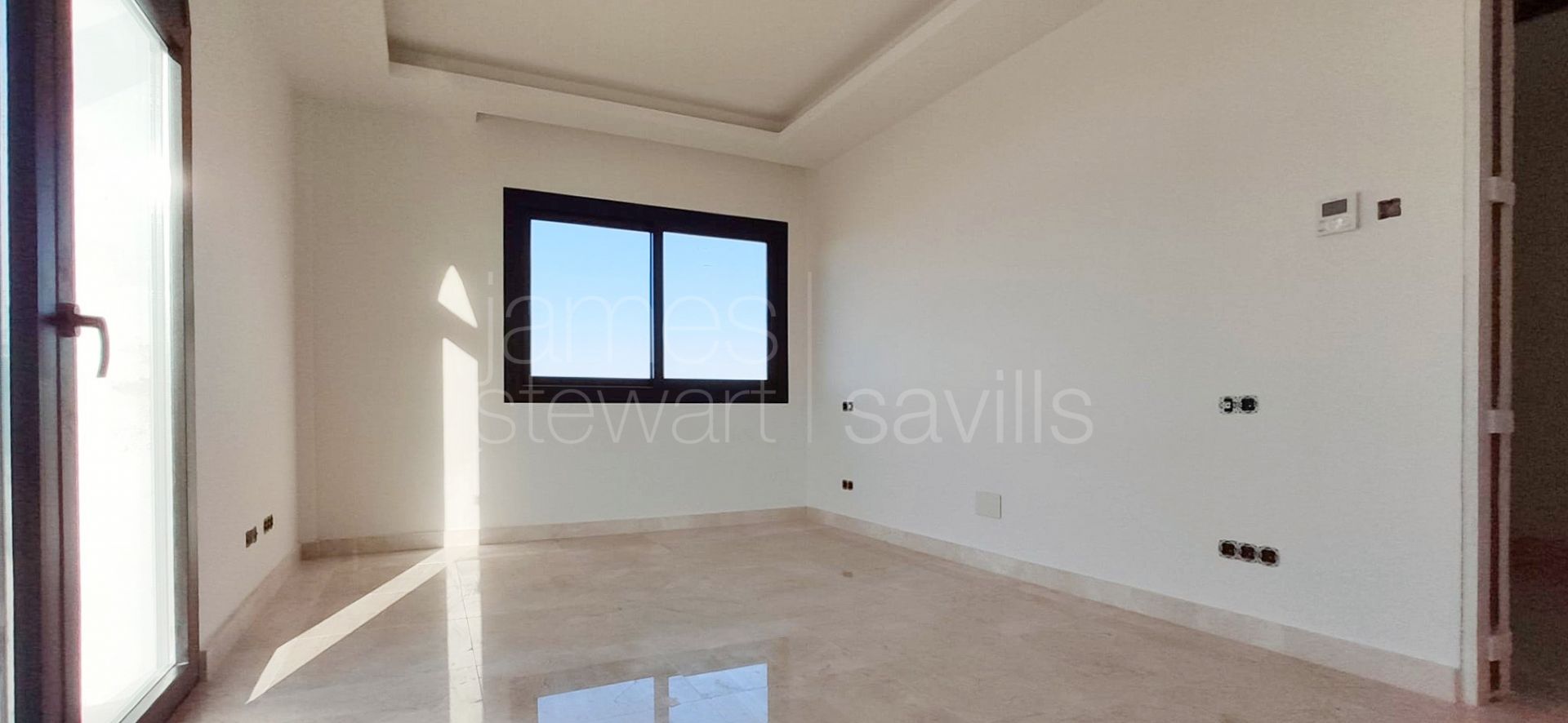 Moderna villa de 5 dormitorios con jacuzzi, cine y gimnasio en Sotogrande