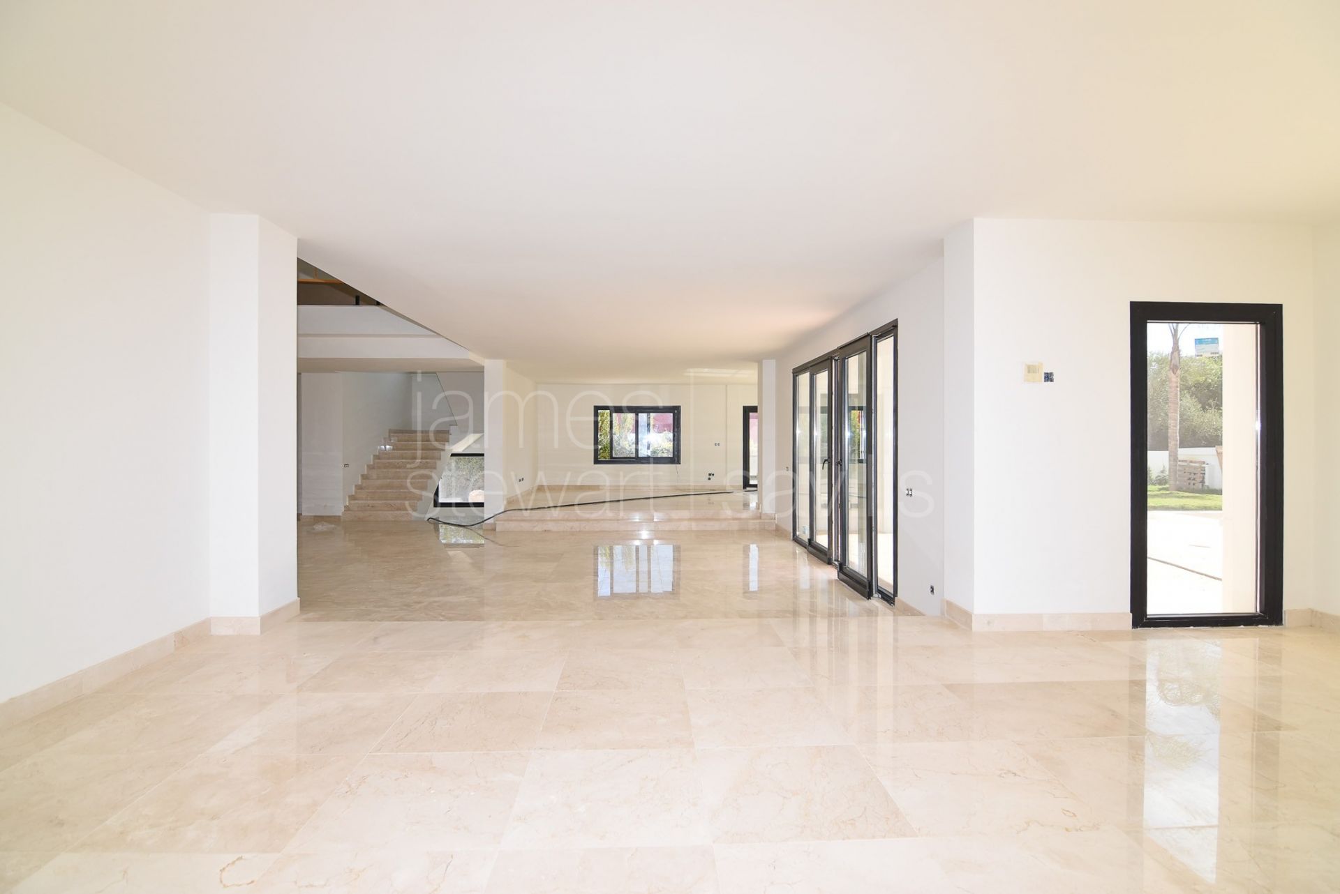 Moderna villa de 5 dormitorios con jacuzzi, cine y gimnasio en Sotogrande