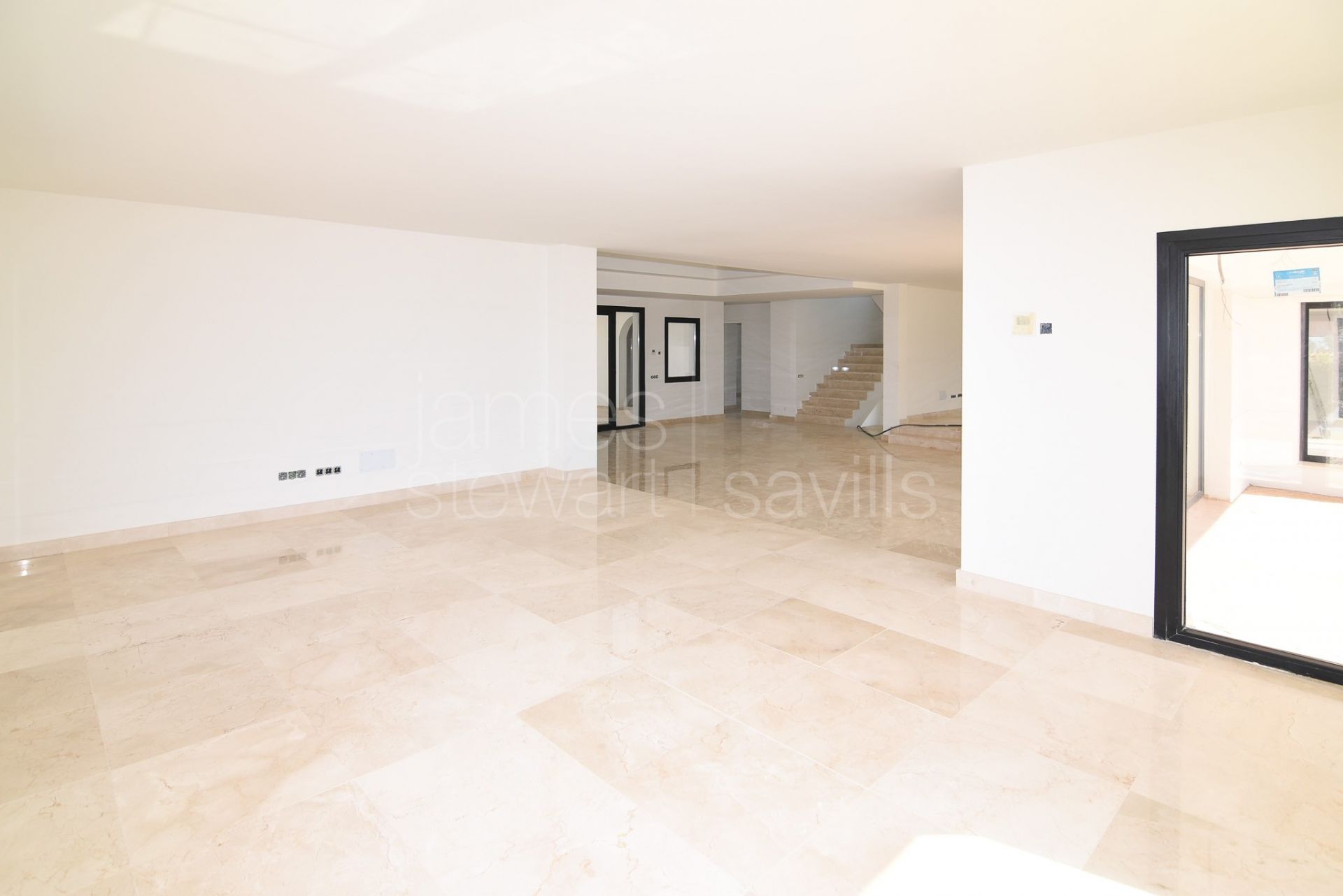 Moderna villa de 5 dormitorios con jacuzzi, cine y gimnasio en Sotogrande