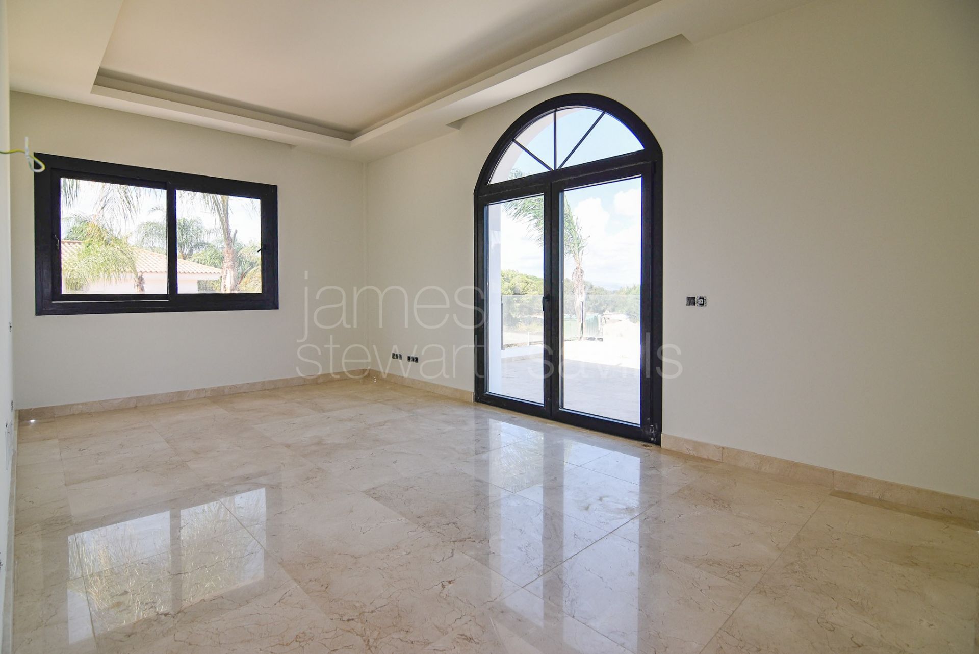 Moderna villa de 5 dormitorios con jacuzzi, cine y gimnasio en Sotogrande