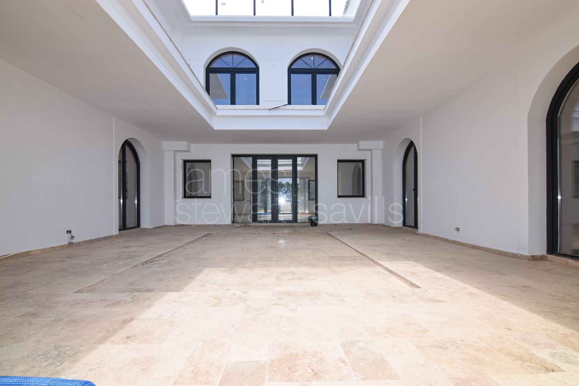 Moderna villa de 5 dormitorios con jacuzzi, cine y gimnasio en Sotogrande