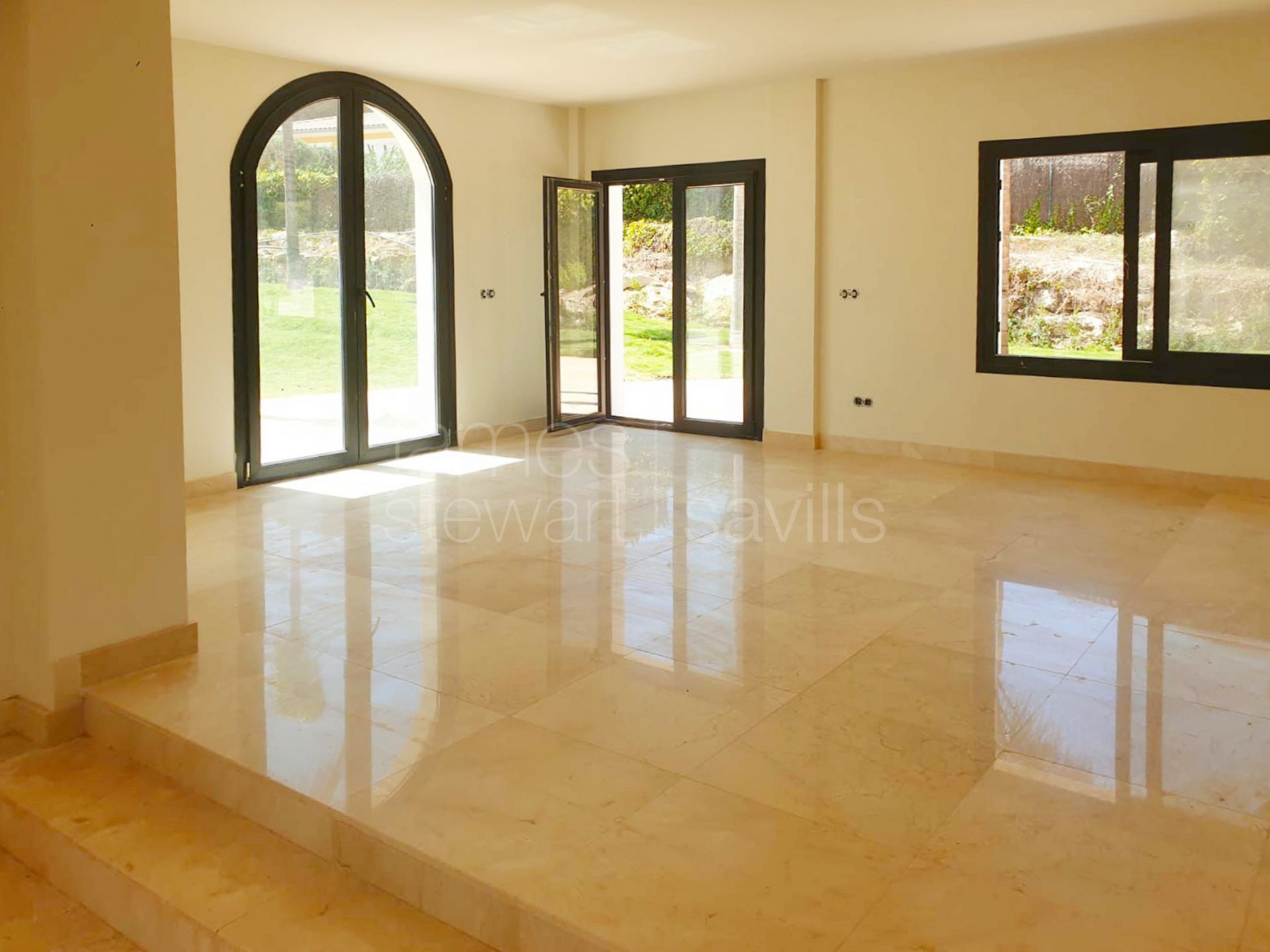 Moderna villa de 5 dormitorios con jacuzzi, cine y gimnasio en Sotogrande