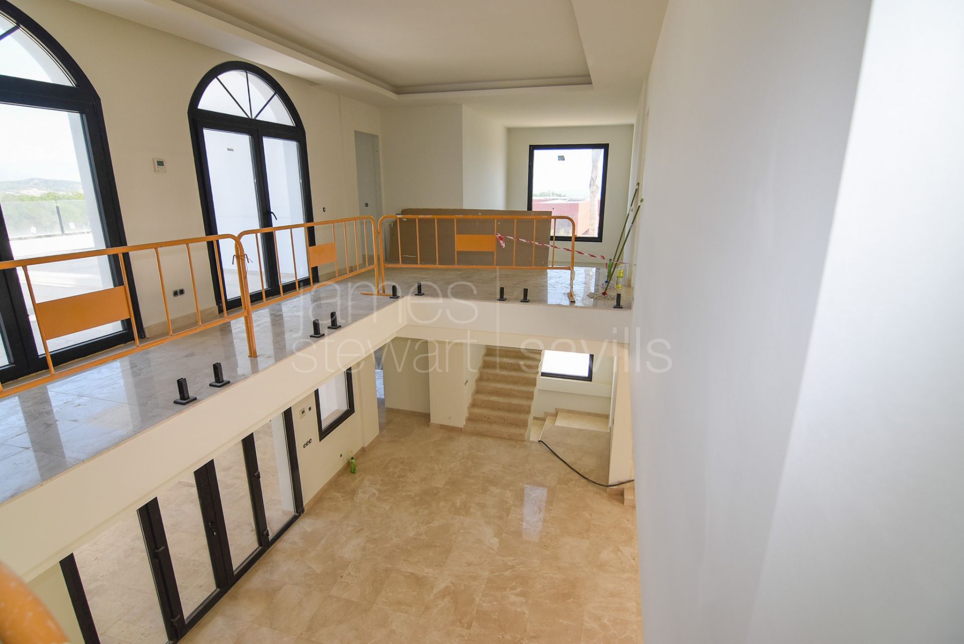 Moderna villa de 5 dormitorios con jacuzzi, cine y gimnasio en Sotogrande