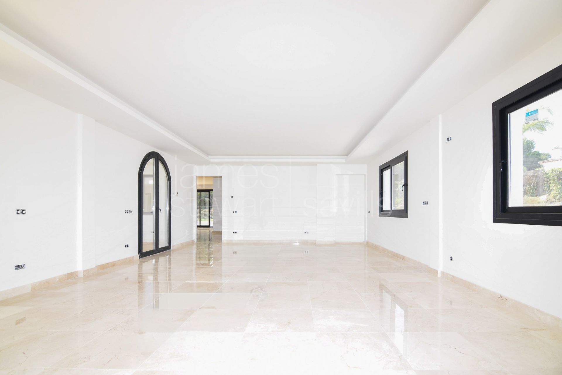 Moderna villa de 5 dormitorios con jacuzzi, cine y gimnasio en Sotogrande