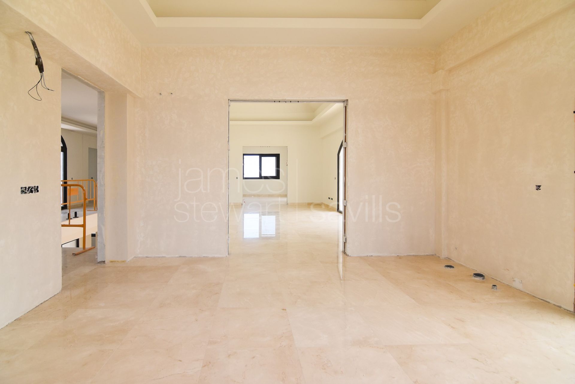 Moderna villa de 5 dormitorios con jacuzzi, cine y gimnasio en Sotogrande