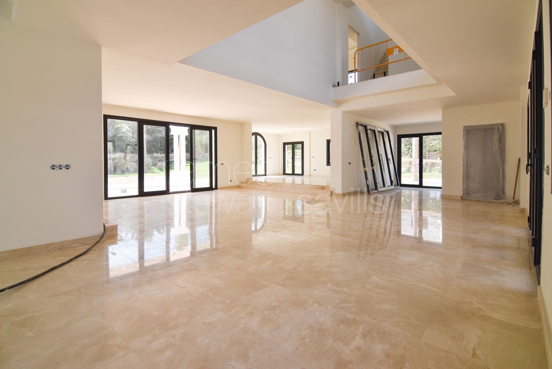 Moderna villa de 5 dormitorios con jacuzzi, cine y gimnasio en Sotogrande