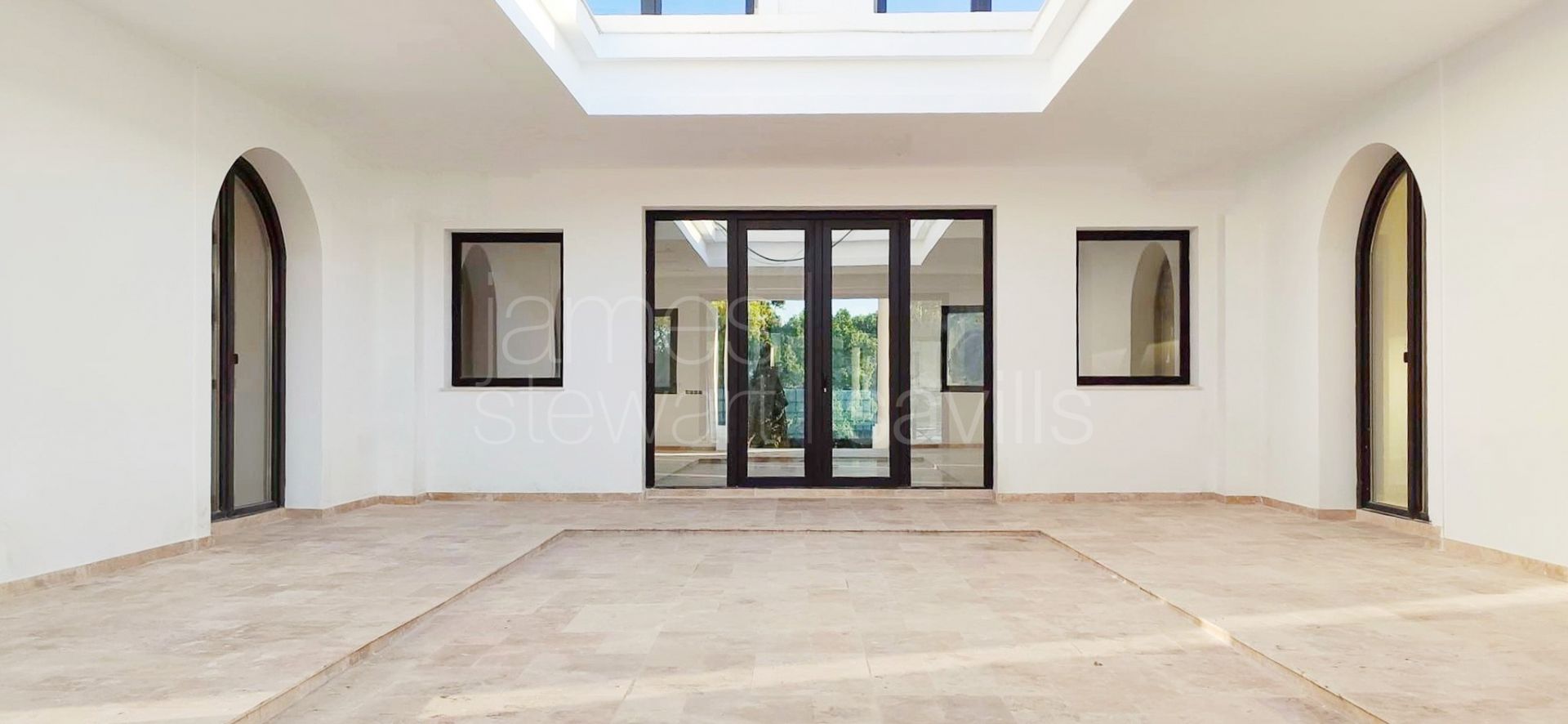 Moderna villa de 5 dormitorios con jacuzzi, cine y gimnasio en Sotogrande
