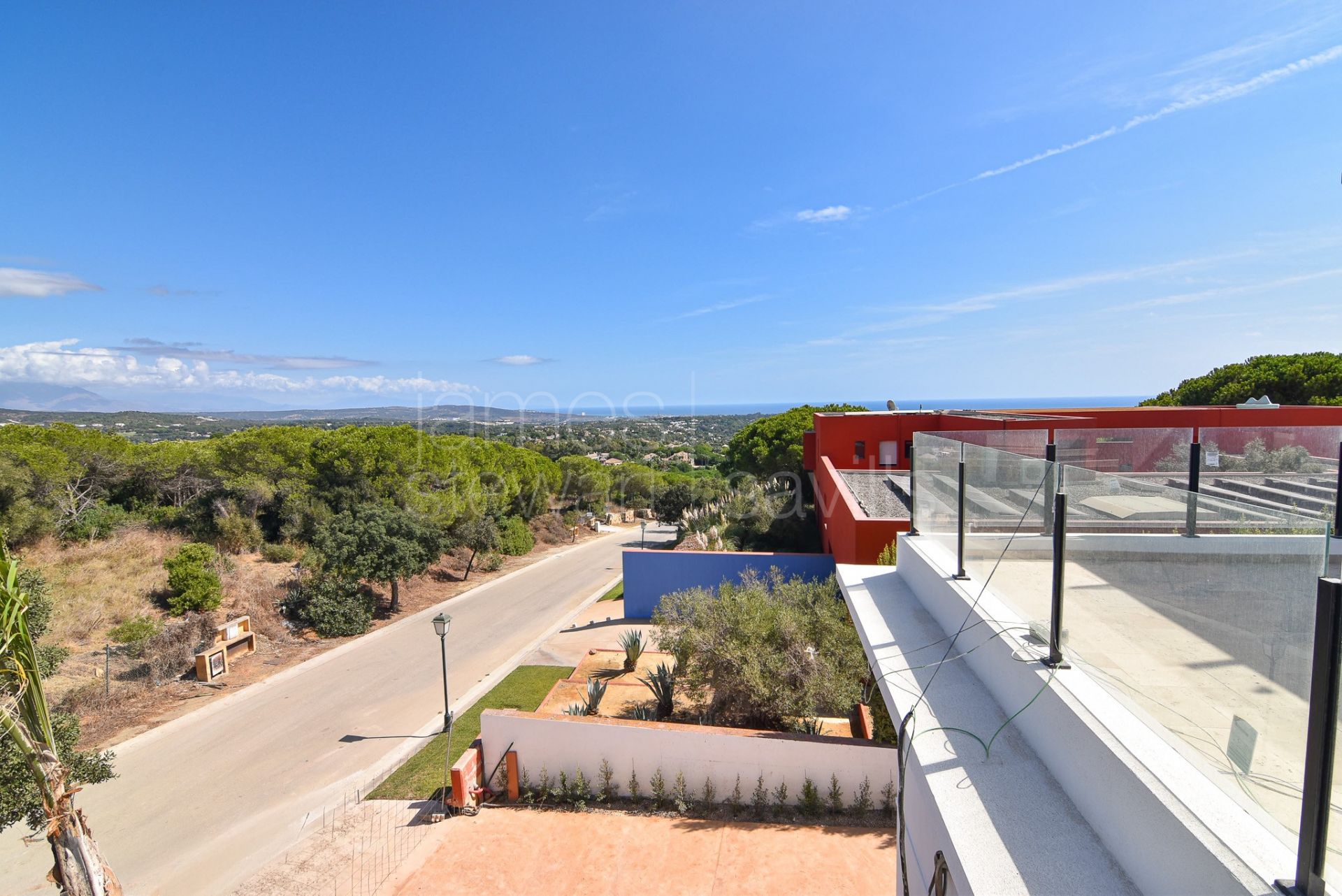Moderna villa de 5 dormitorios con jacuzzi, cine y gimnasio en Sotogrande