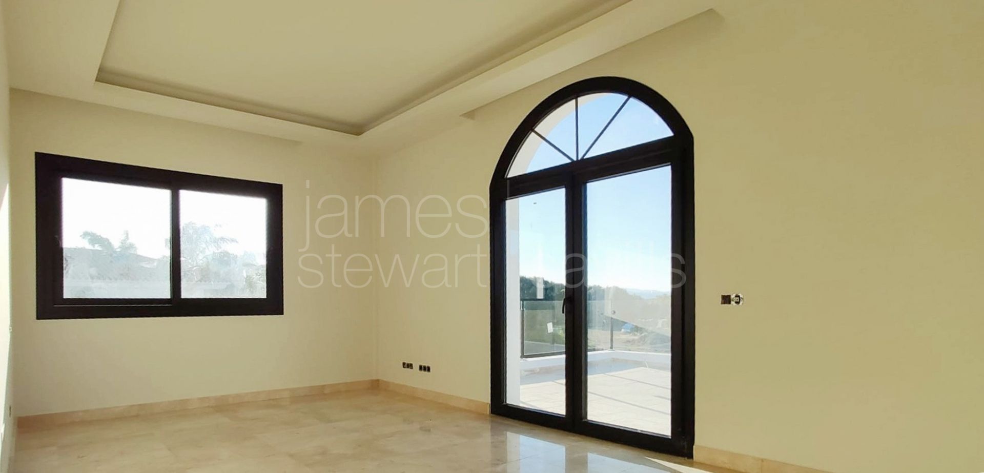 Moderna villa de 5 dormitorios con jacuzzi, cine y gimnasio en Sotogrande