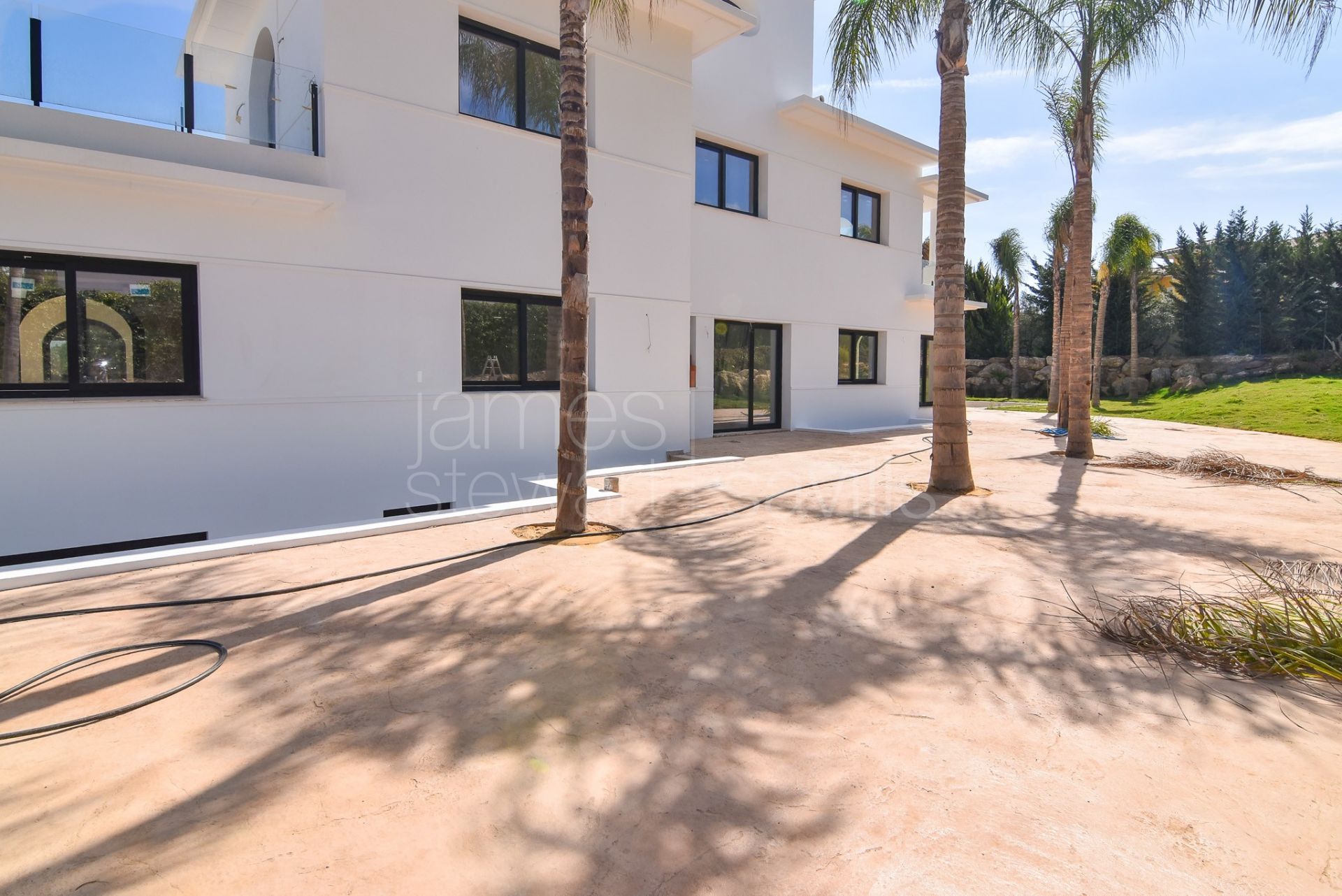 Moderna villa de 5 dormitorios con jacuzzi, cine y gimnasio en Sotogrande