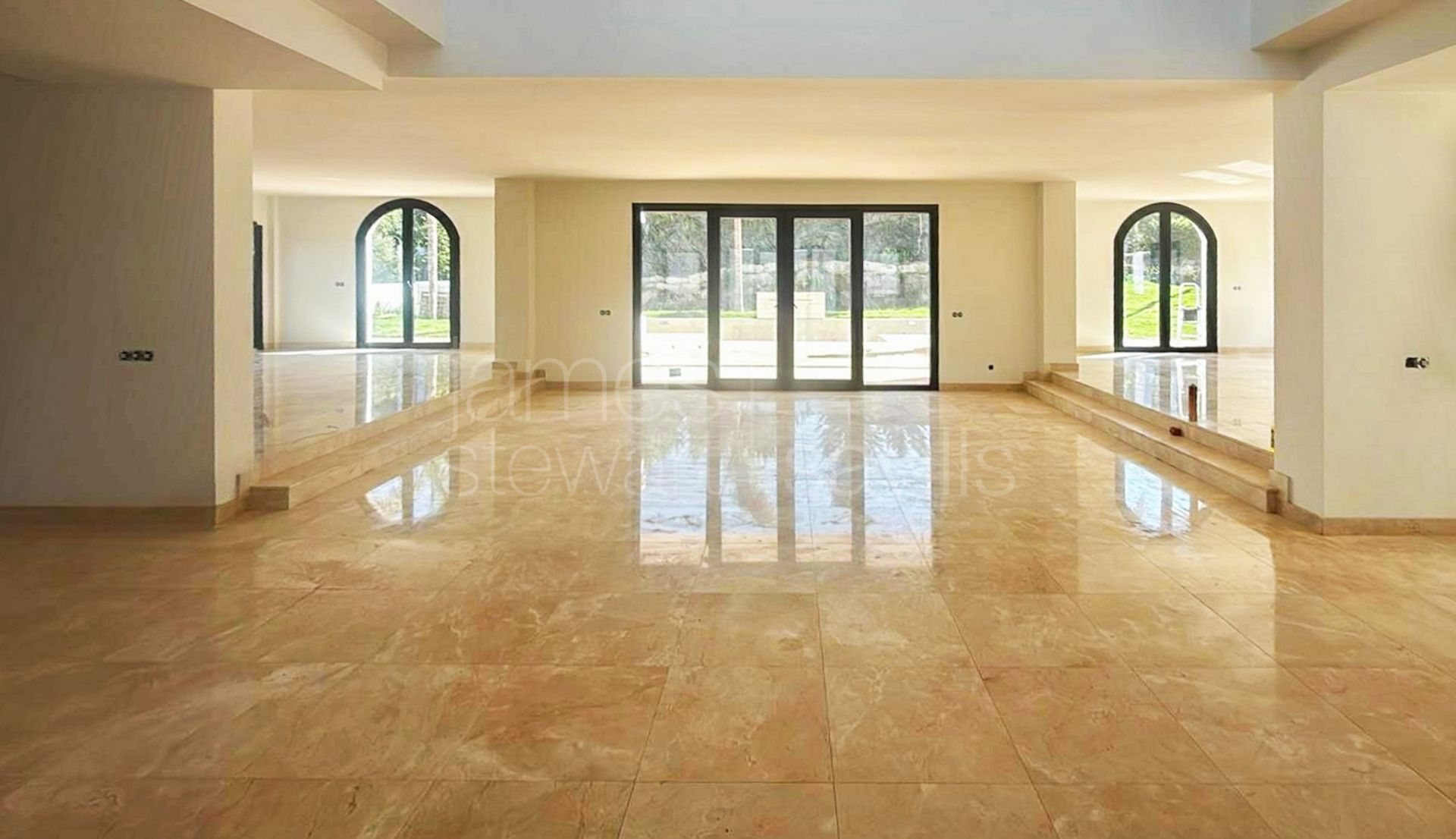 Moderna villa de 5 dormitorios con jacuzzi, cine y gimnasio en Sotogrande