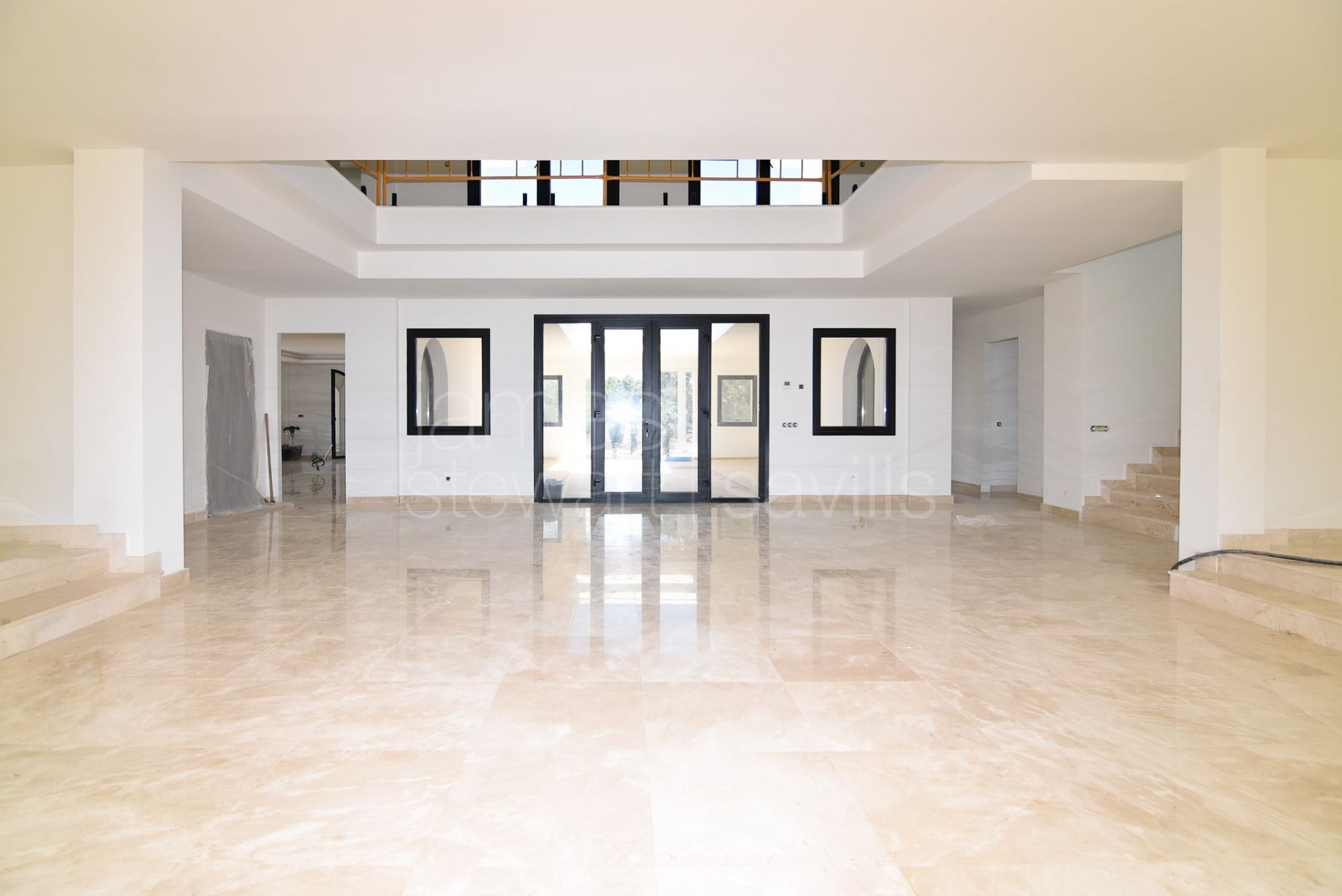 Moderna villa de 5 dormitorios con jacuzzi, cine y gimnasio en Sotogrande