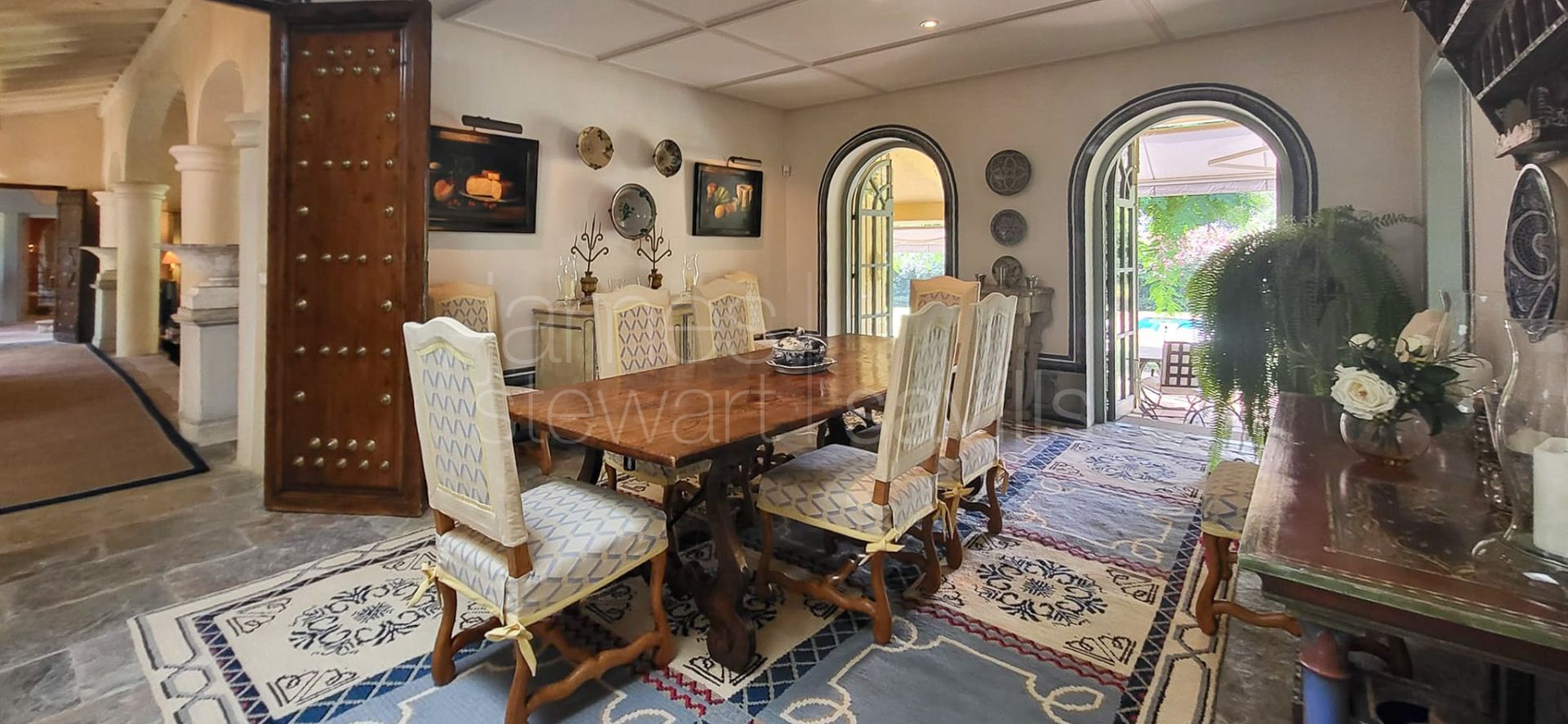 Charming traditional Andaluz villa with guest house and entertaining pavilion frontline to Real Valderrama