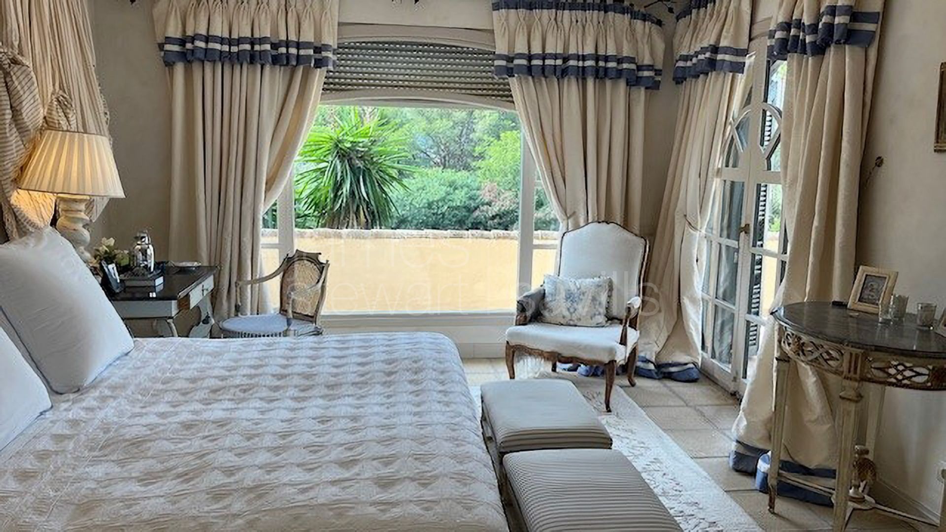 Charming traditional Andaluz villa with guest house and entertaining pavilion frontline to Real Valderrama