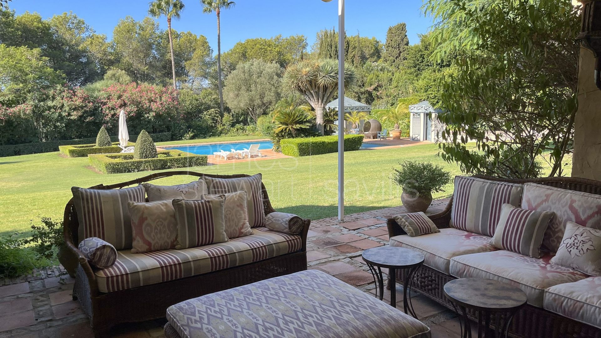 Charming traditional Andaluz villa with guest house and entertaining pavilion frontline to Real Valderrama