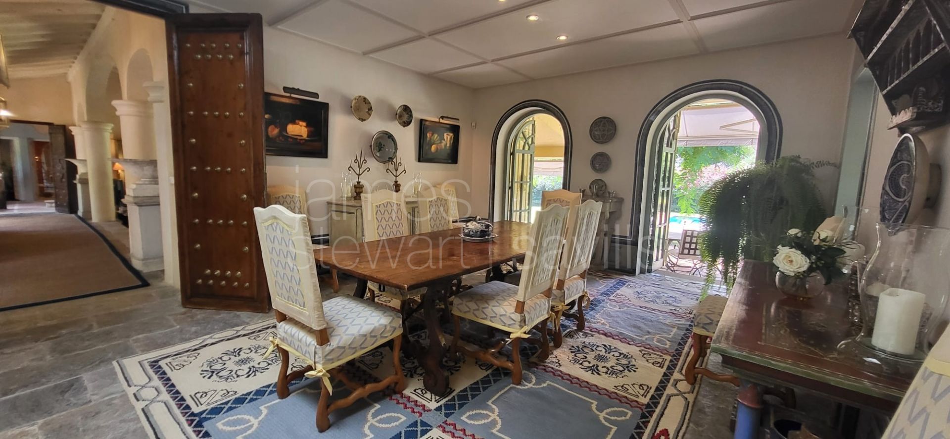 Villa de 9 dormitorios con casas de invitados y piscina climatizada frente al Real Club de Golf Valderrama, Sotogrande