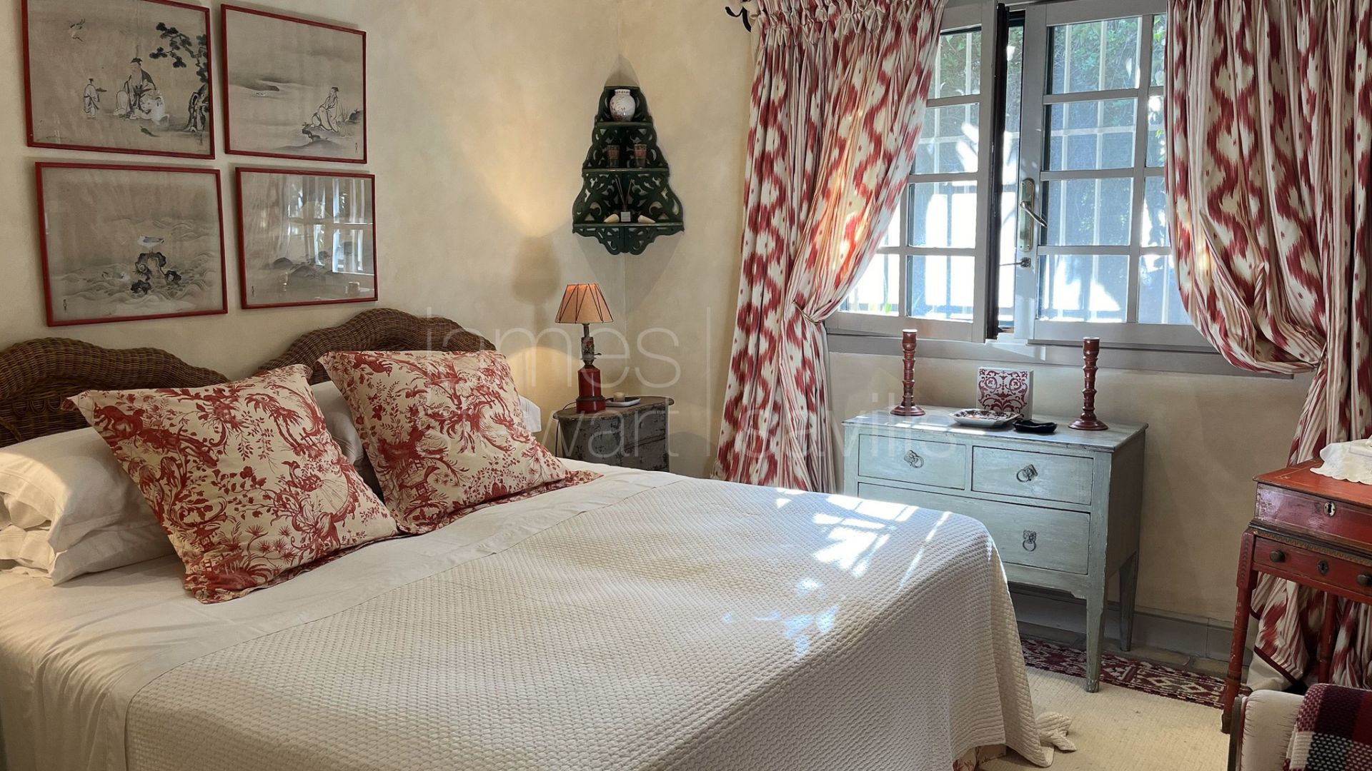 Charming traditional Andaluz villa with guest house and entertaining pavilion frontline to Real Valderrama