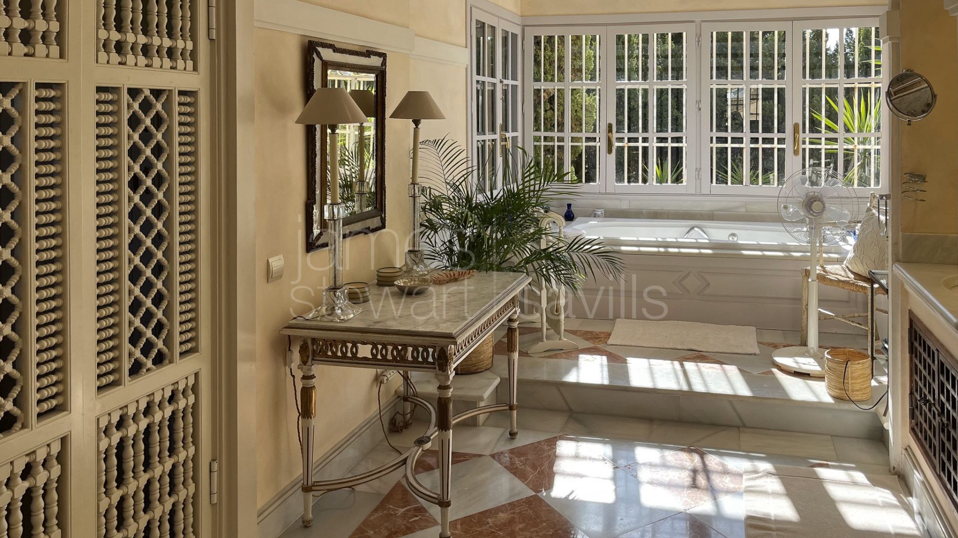 Charming traditional Andaluz villa with guest house and entertaining pavilion frontline to Real Valderrama