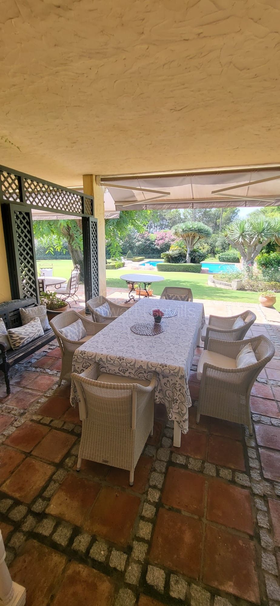 Villa de 9 dormitorios con casas de invitados y piscina climatizada frente al Real Club de Golf Valderrama, Sotogrande