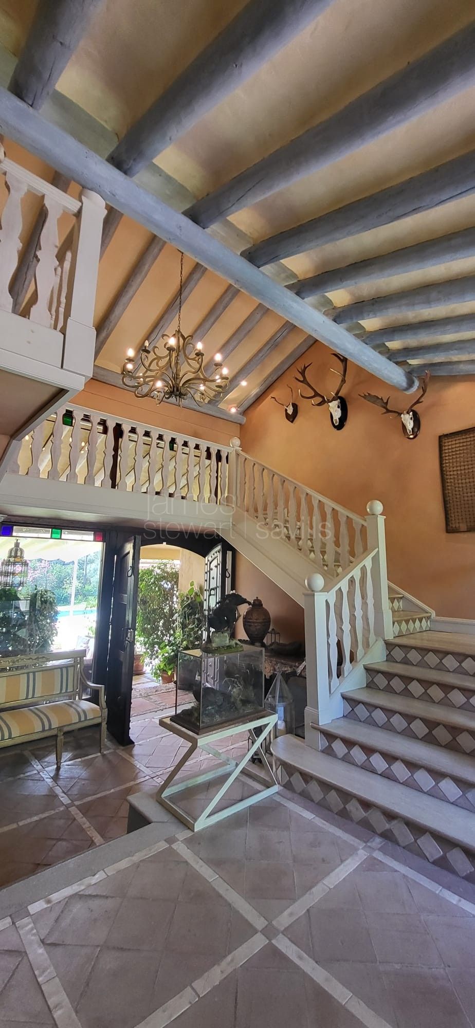 Villa de 9 dormitorios con casas de invitados y piscina climatizada frente al Real Club de Golf Valderrama, Sotogrande