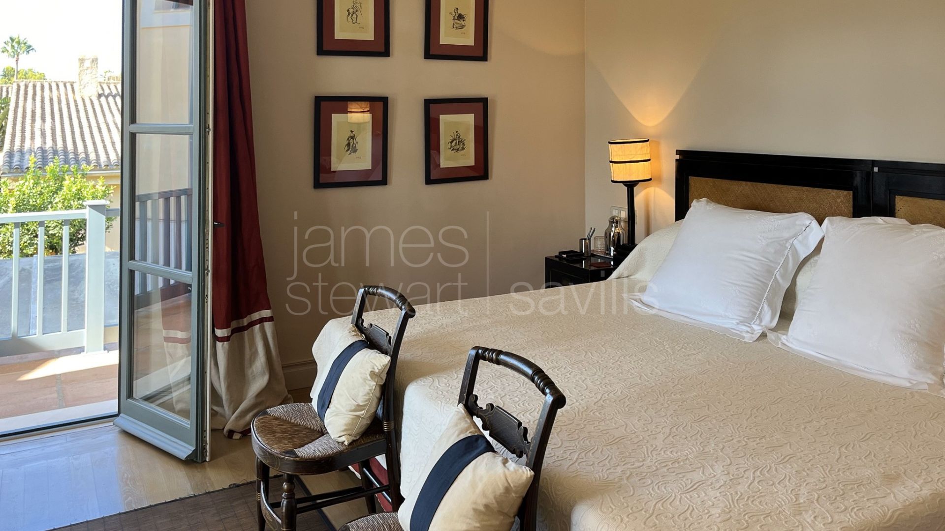 Charming traditional Andaluz villa with guest house and entertaining pavilion frontline to Real Valderrama