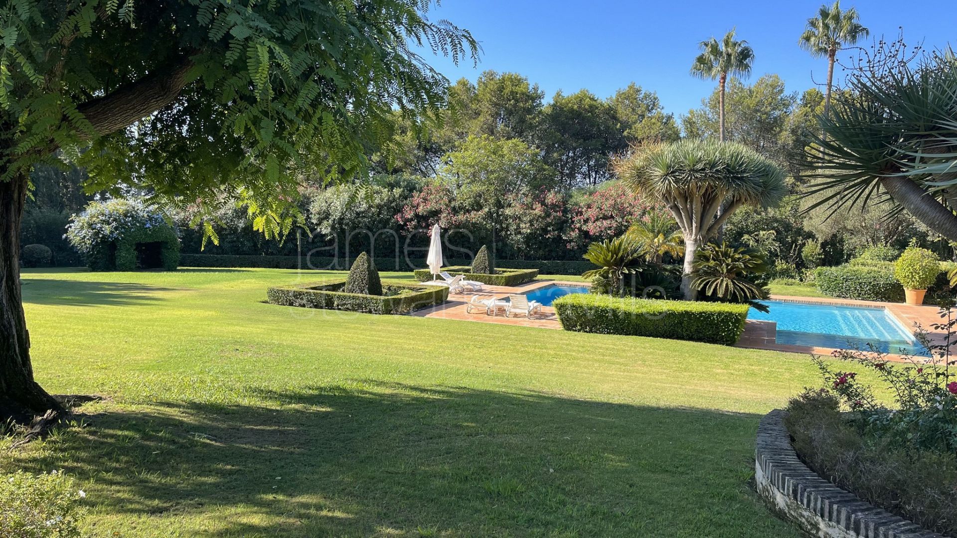 Charming traditional Andaluz villa with guest house and entertaining pavilion frontline to Real Valderrama