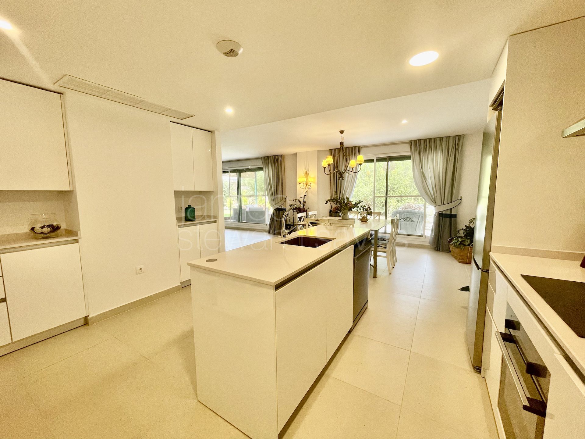 Moderno apartamento en planta baja en venta en Senda Chica, La Reserva de Sotogrande