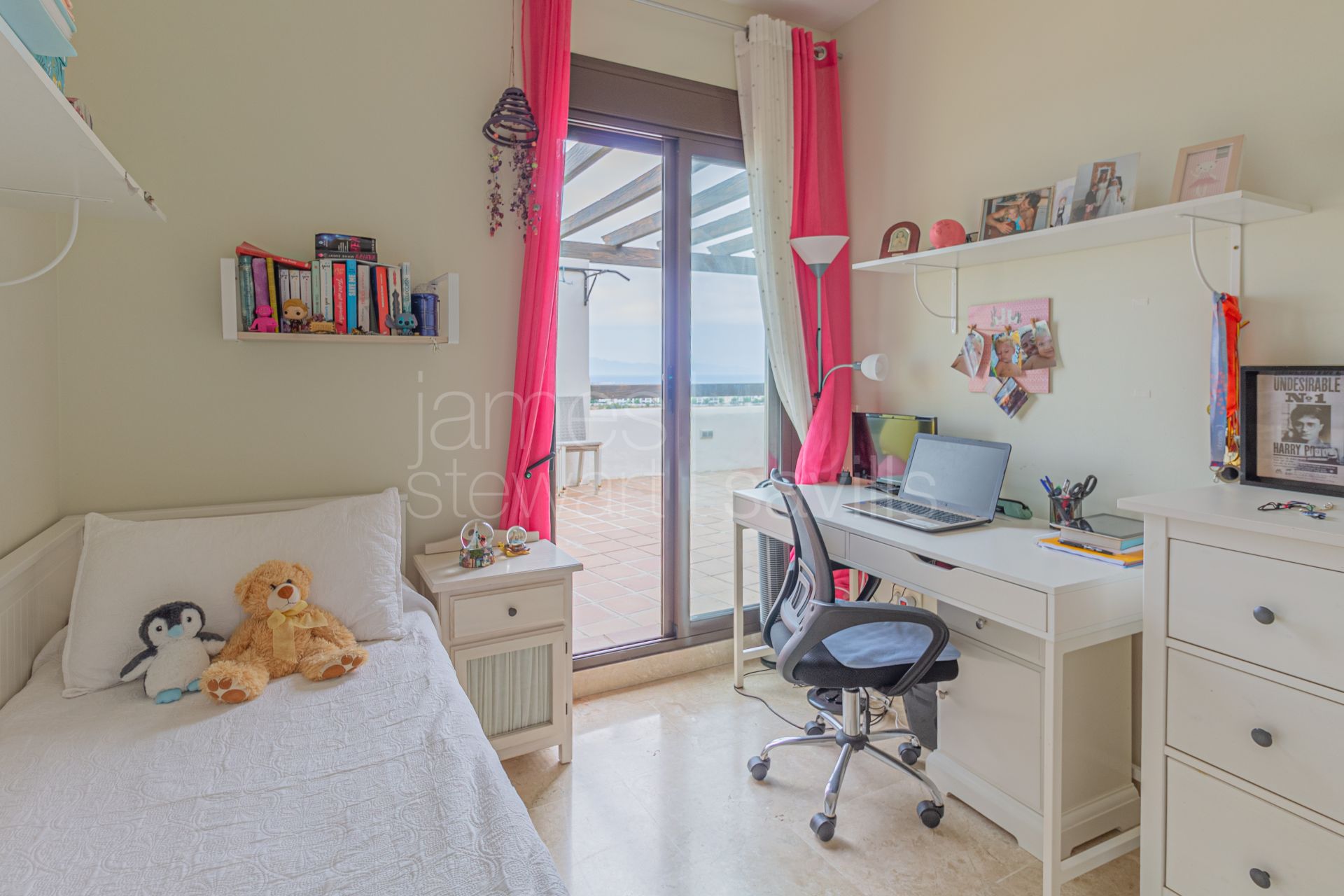 Ático con Vistas al Mar, Montaña y Sotogrande | 270 m² de Terrazas y Placas Solares en Alcaidesa