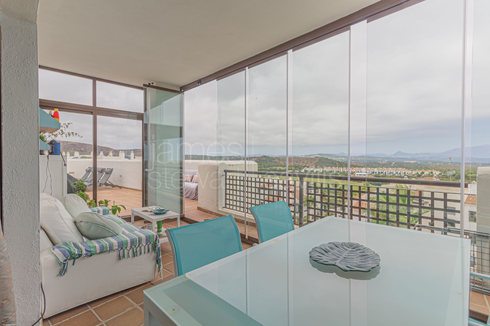 Ático con Vistas al Mar, Montaña y Sotogrande | 270 m² de Terrazas y Placas Solares en Alcaidesa