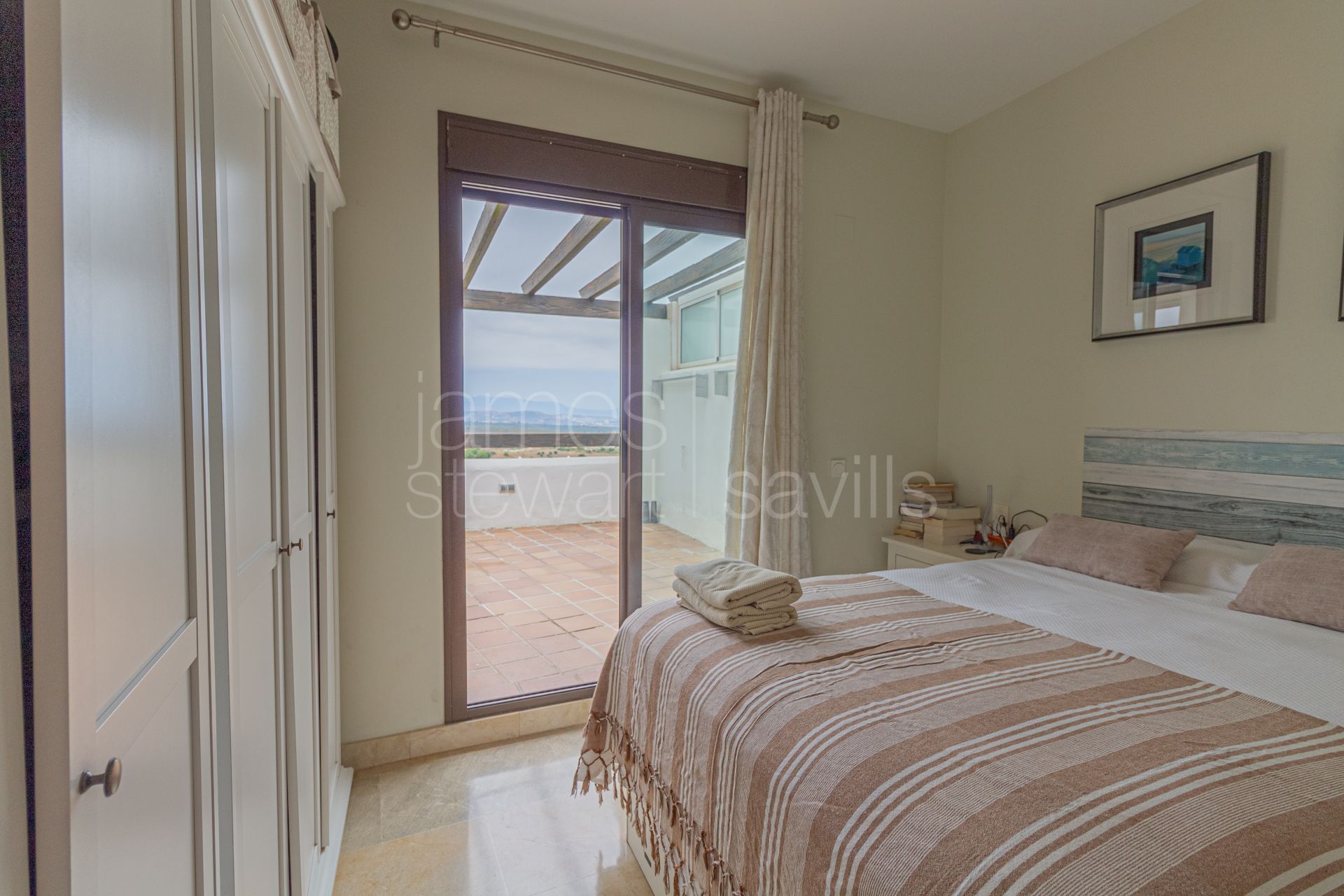 Ático con Vistas al Mar, Montaña y Sotogrande | 270 m² de Terrazas y Placas Solares en Alcaidesa