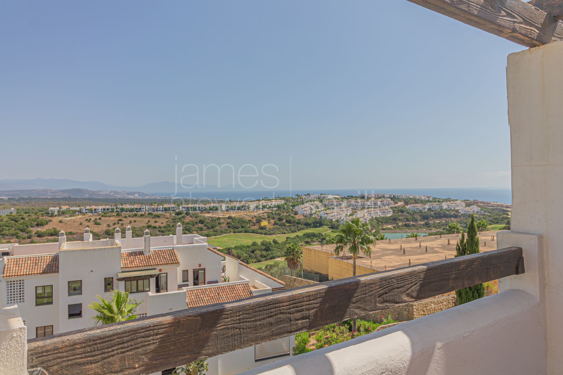 Ático con Vistas al Mar, Montaña y Sotogrande | 270 m² de Terrazas y Placas Solares en Alcaidesa