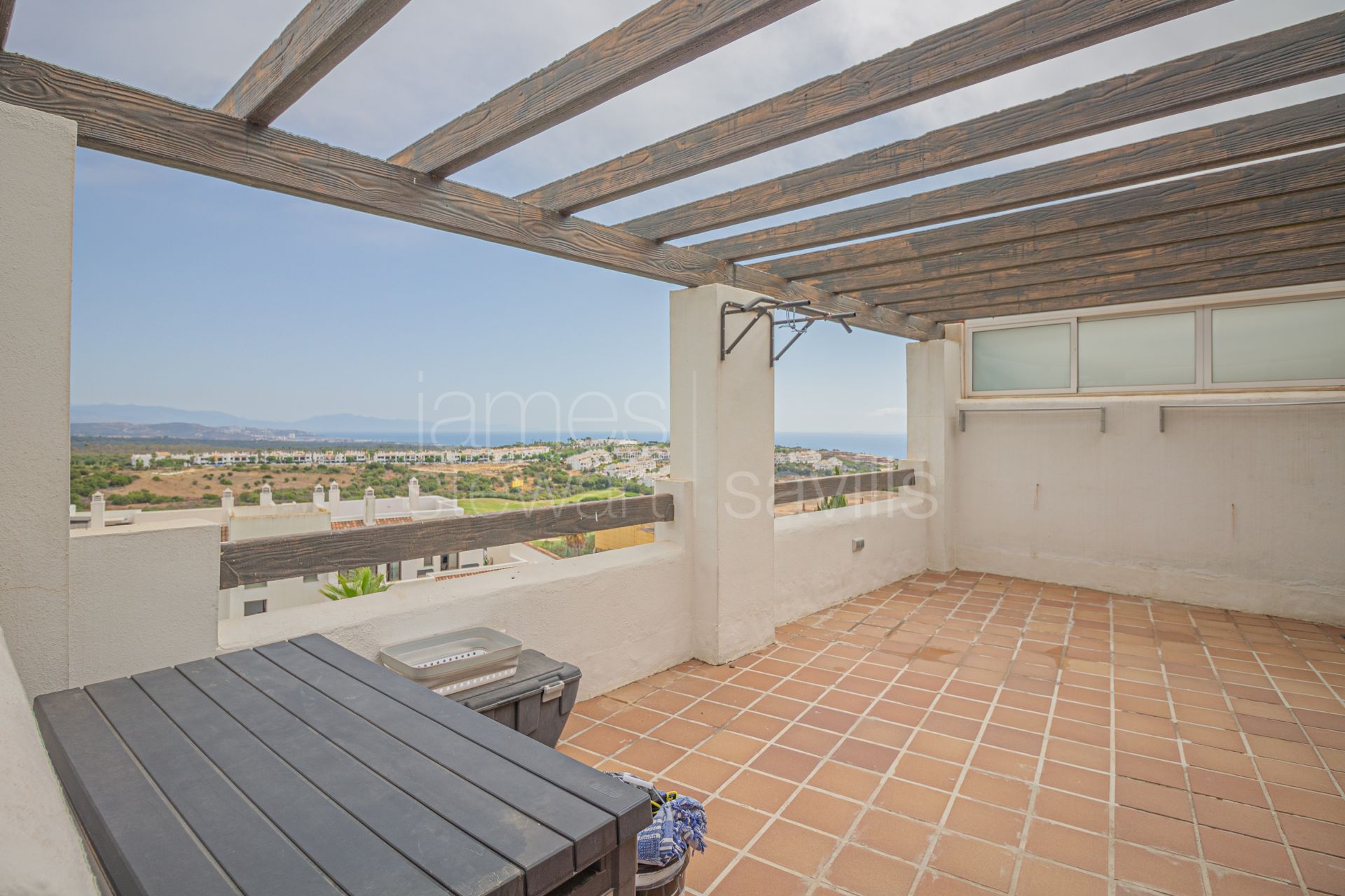 Ático con Vistas al Mar, Montaña y Sotogrande | 270 m² de Terrazas y Placas Solares en Alcaidesa
