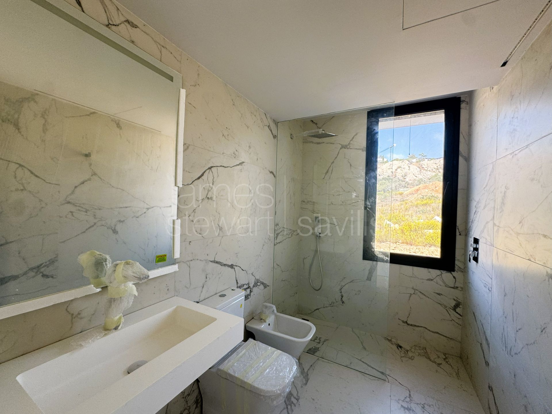 Nueva Villa Contemporánea con Vistas Panorámicas al Mar en La Reserva, Sotogrande