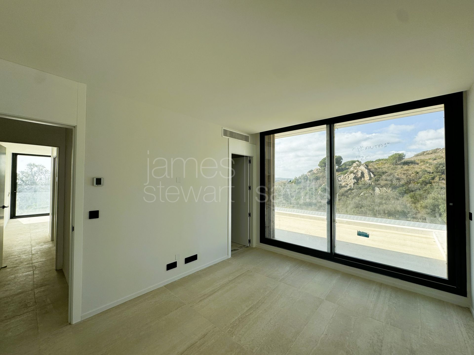 Nueva Villa Contemporánea con Vistas Panorámicas al Mar en La Reserva, Sotogrande