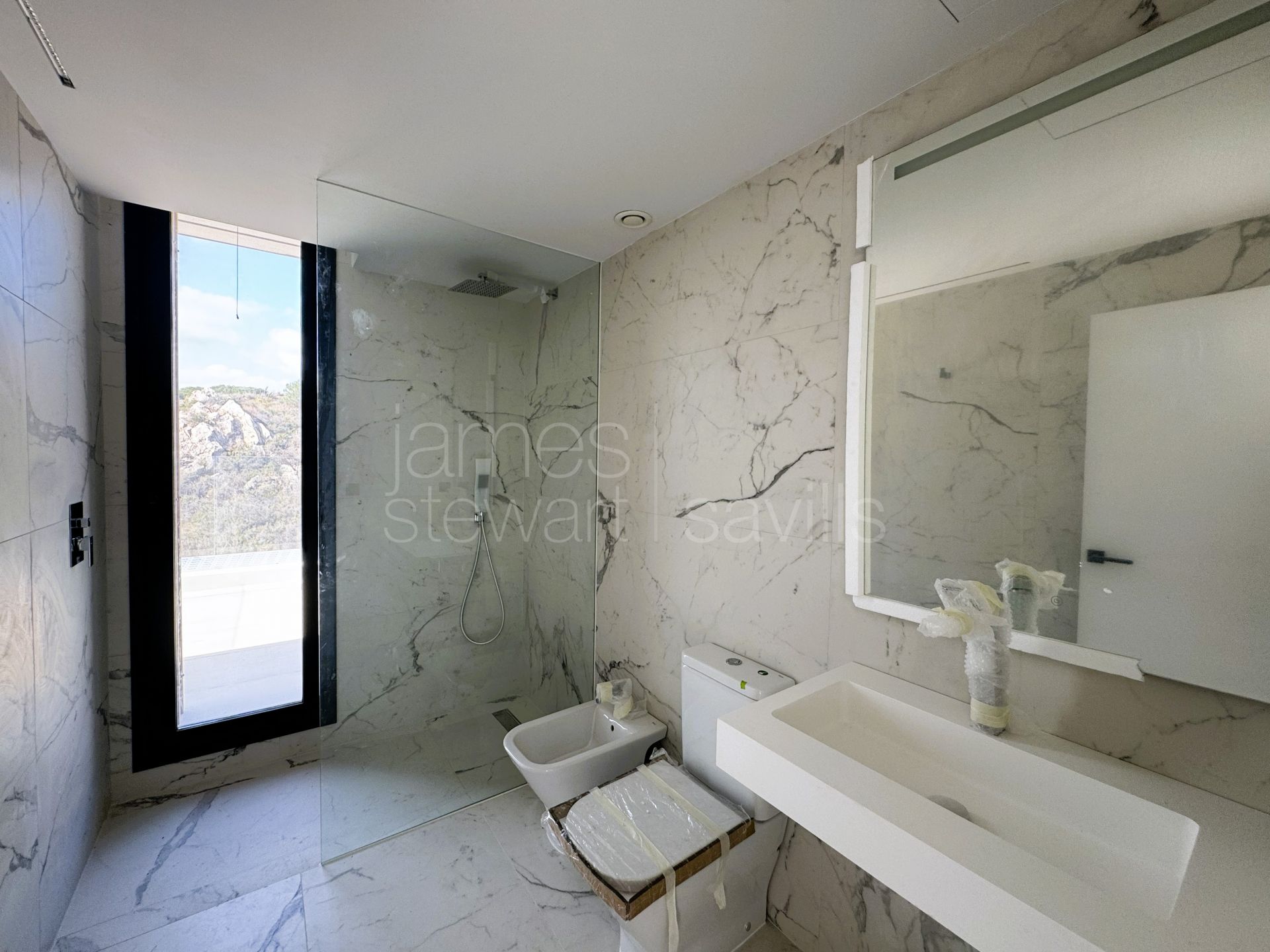 Nueva Villa Contemporánea con Vistas Panorámicas al Mar en La Reserva, Sotogrande