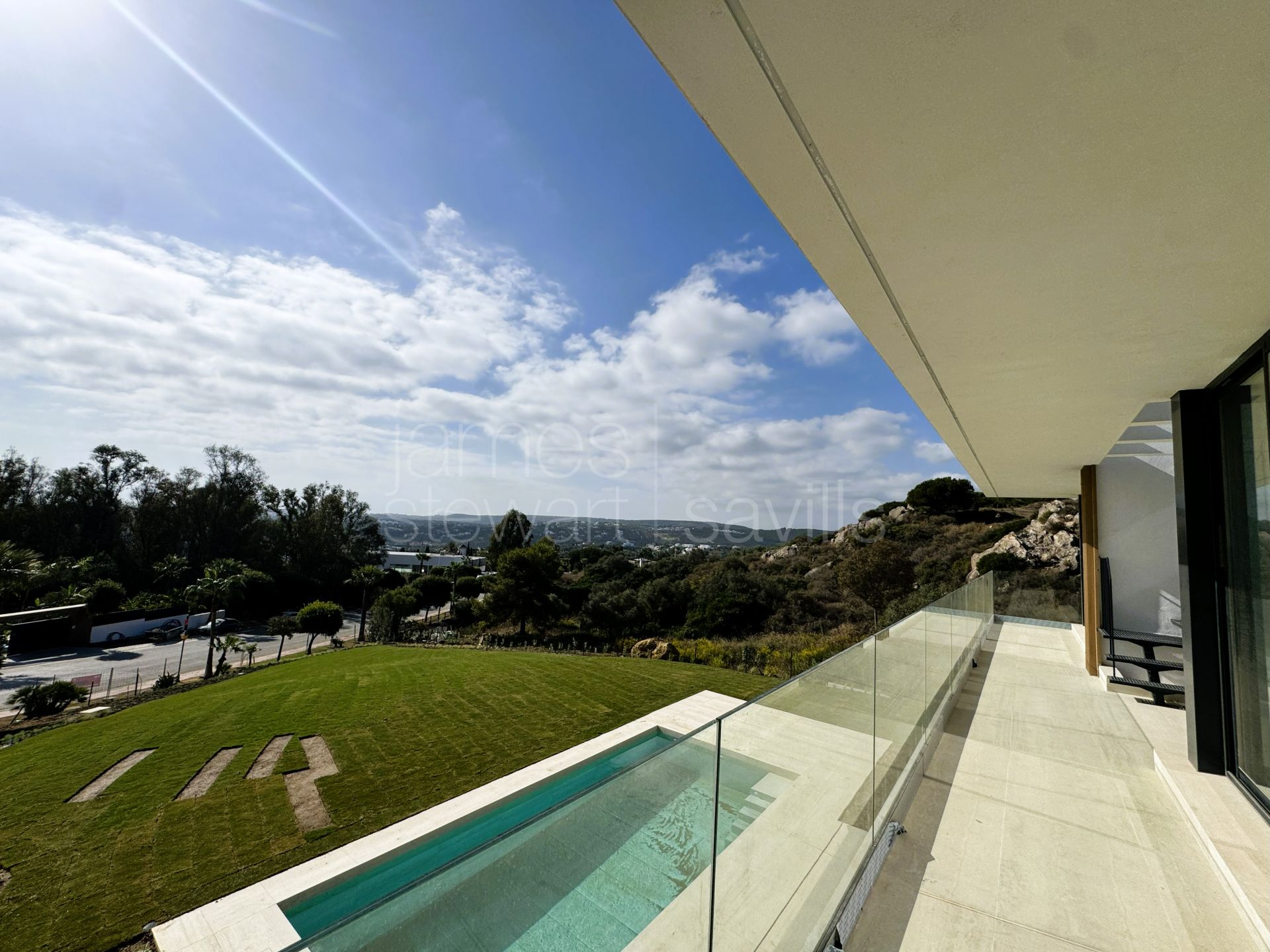 Nueva Villa Contemporánea con Vistas Panorámicas al Mar en La Reserva, Sotogrande