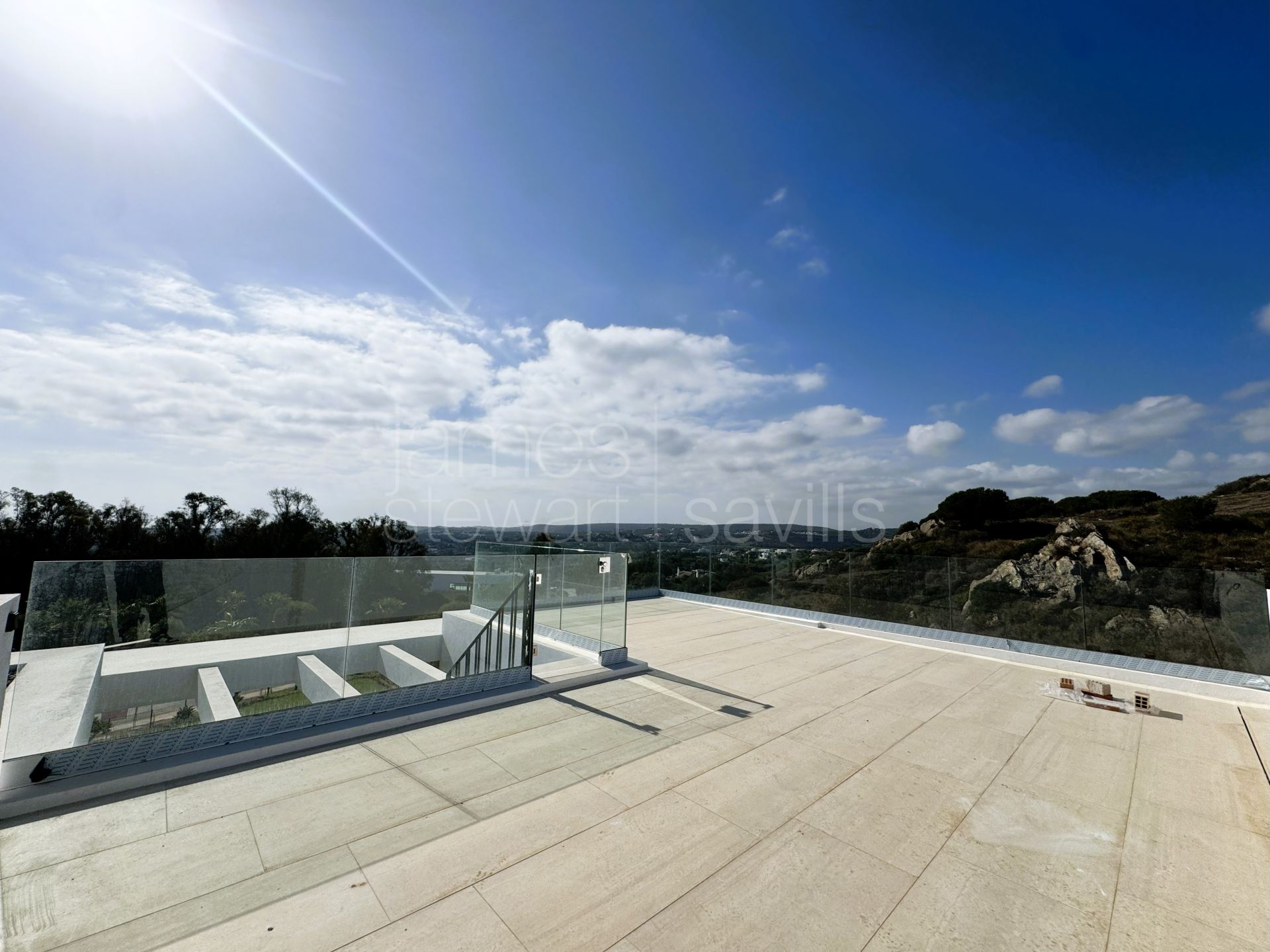 Nueva Villa Contemporánea con Vistas Panorámicas al Mar en La Reserva, Sotogrande