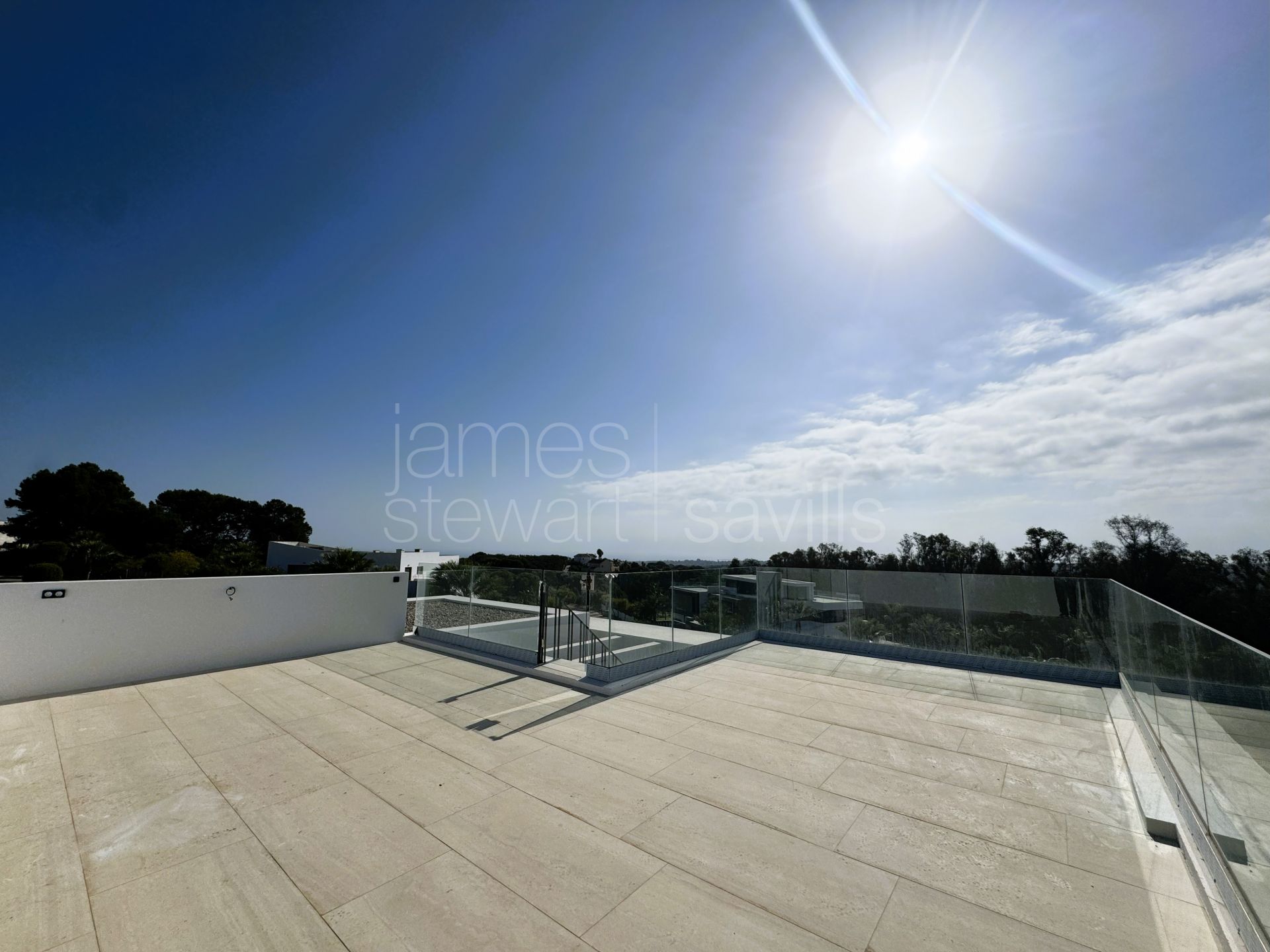 Nueva Villa Contemporánea con Vistas Panorámicas al Mar en La Reserva, Sotogrande