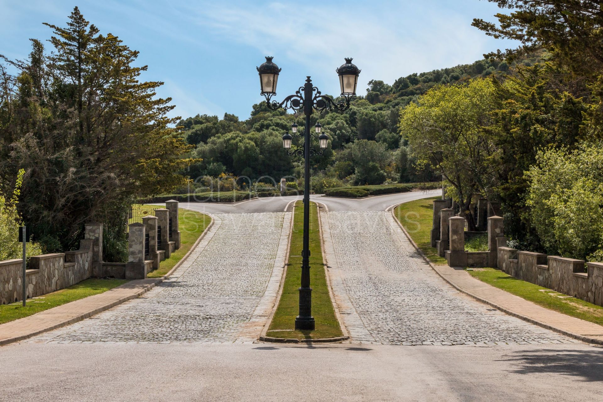 Refined Living Surrounded by Nature – Villa Azahara in San Roque Club