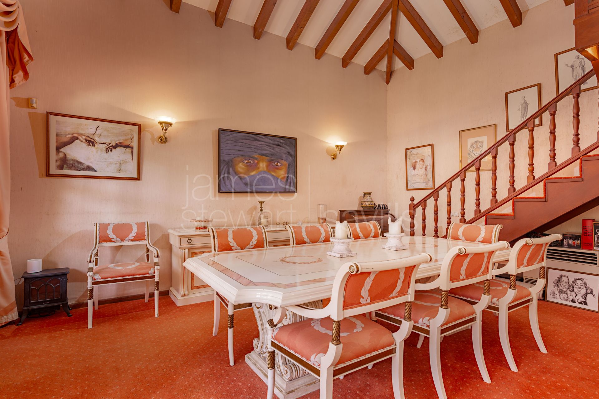 Magnífico cortijo rural que alberga el famoso restaurante Roman Oasis y un minigolf