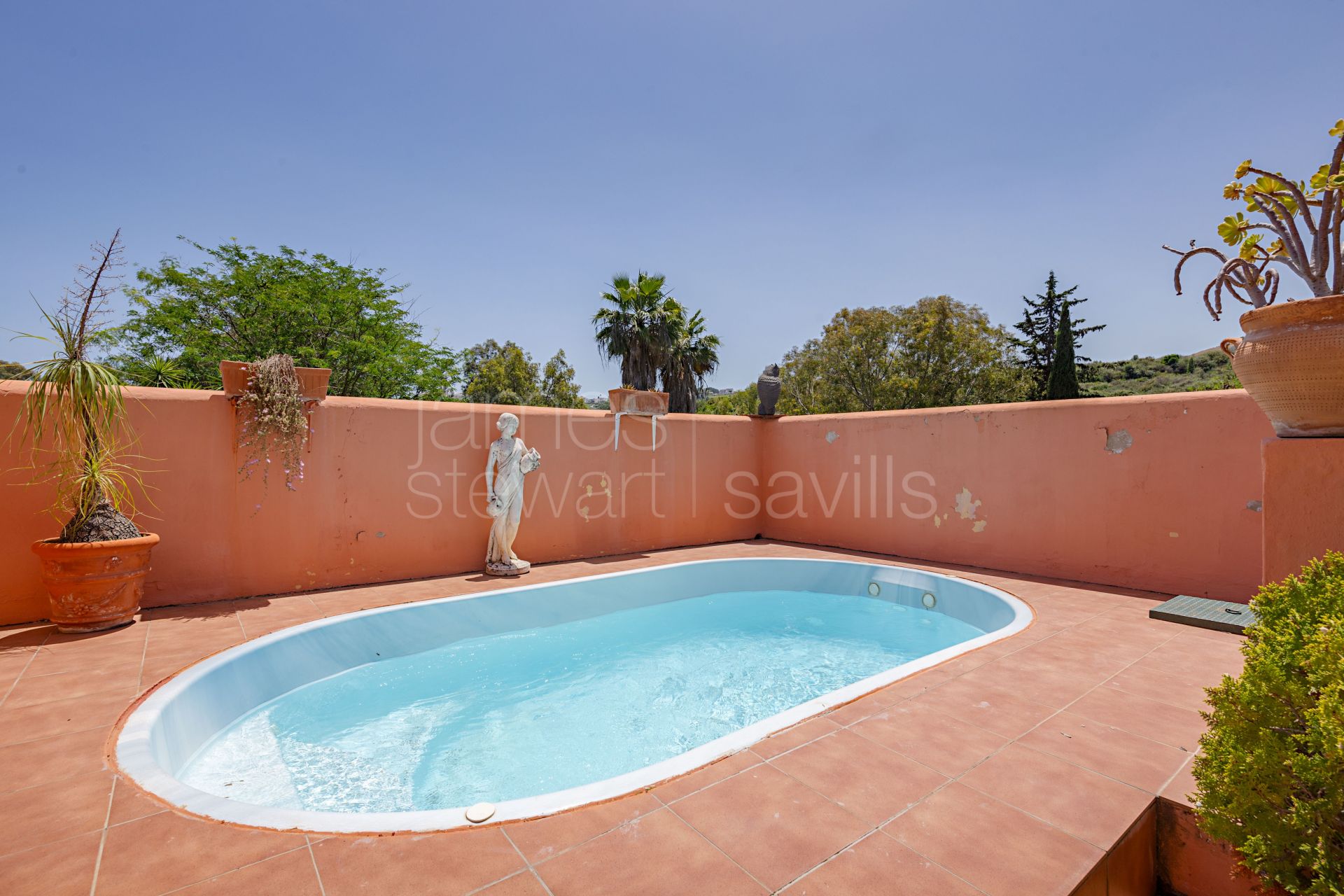 Magnífico cortijo rural que alberga el famoso restaurante Roman Oasis y un minigolf