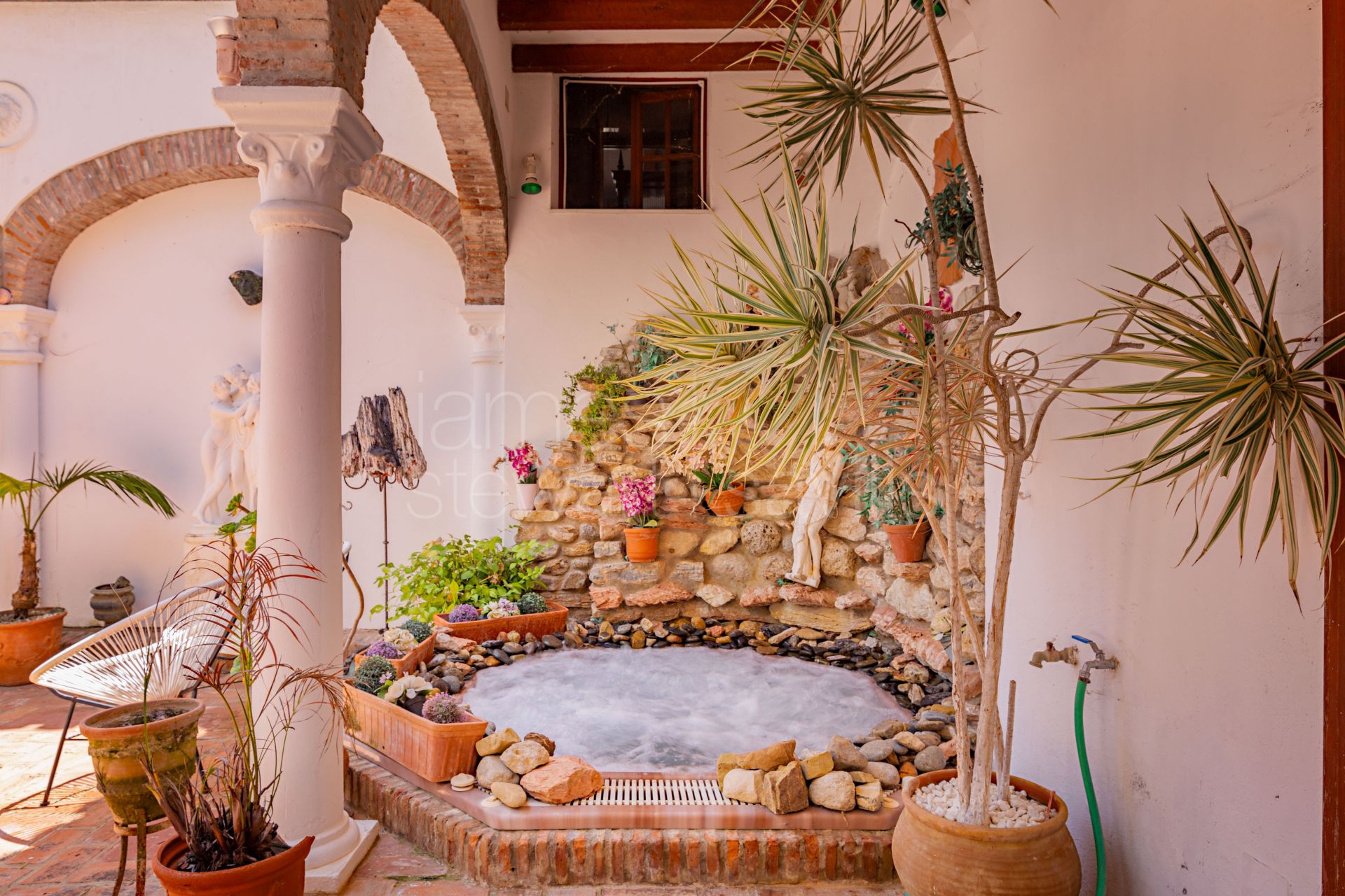 Magnífico cortijo rural que alberga el famoso restaurante Roman Oasis y un minigolf