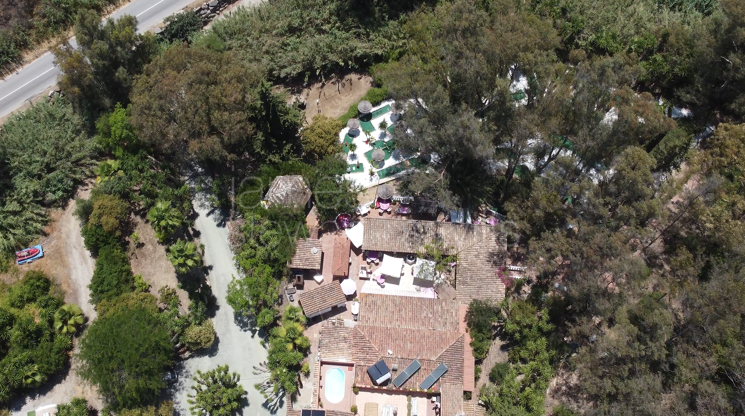 Magnífico cortijo rural que alberga el famoso restaurante Roman Oasis y un minigolf
