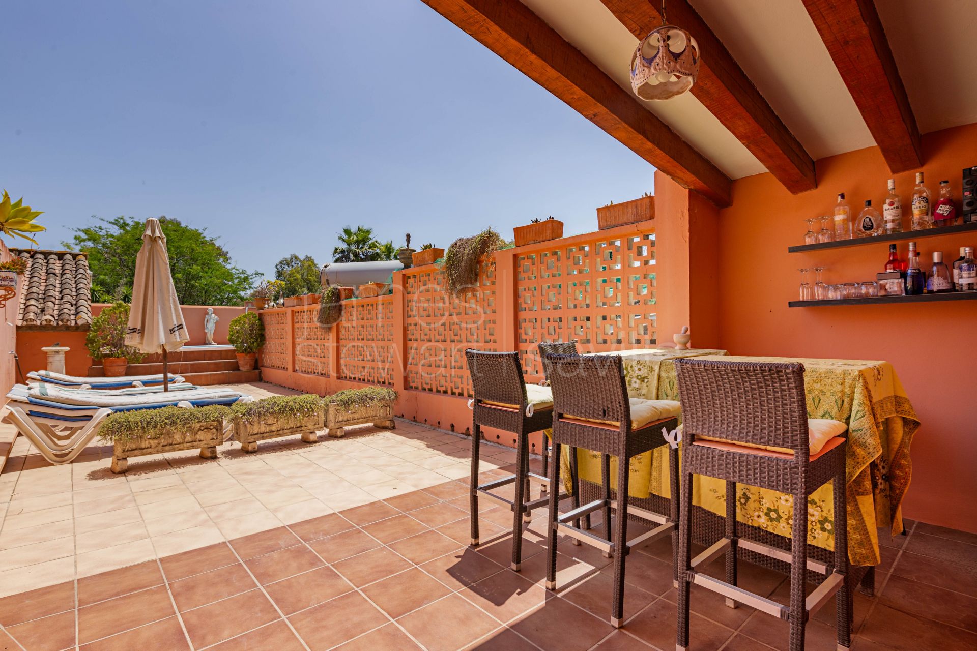 Fabulosa oportunidad de negocio para adquirir el famoso restaurante Roman Oasis con vivienda incluida