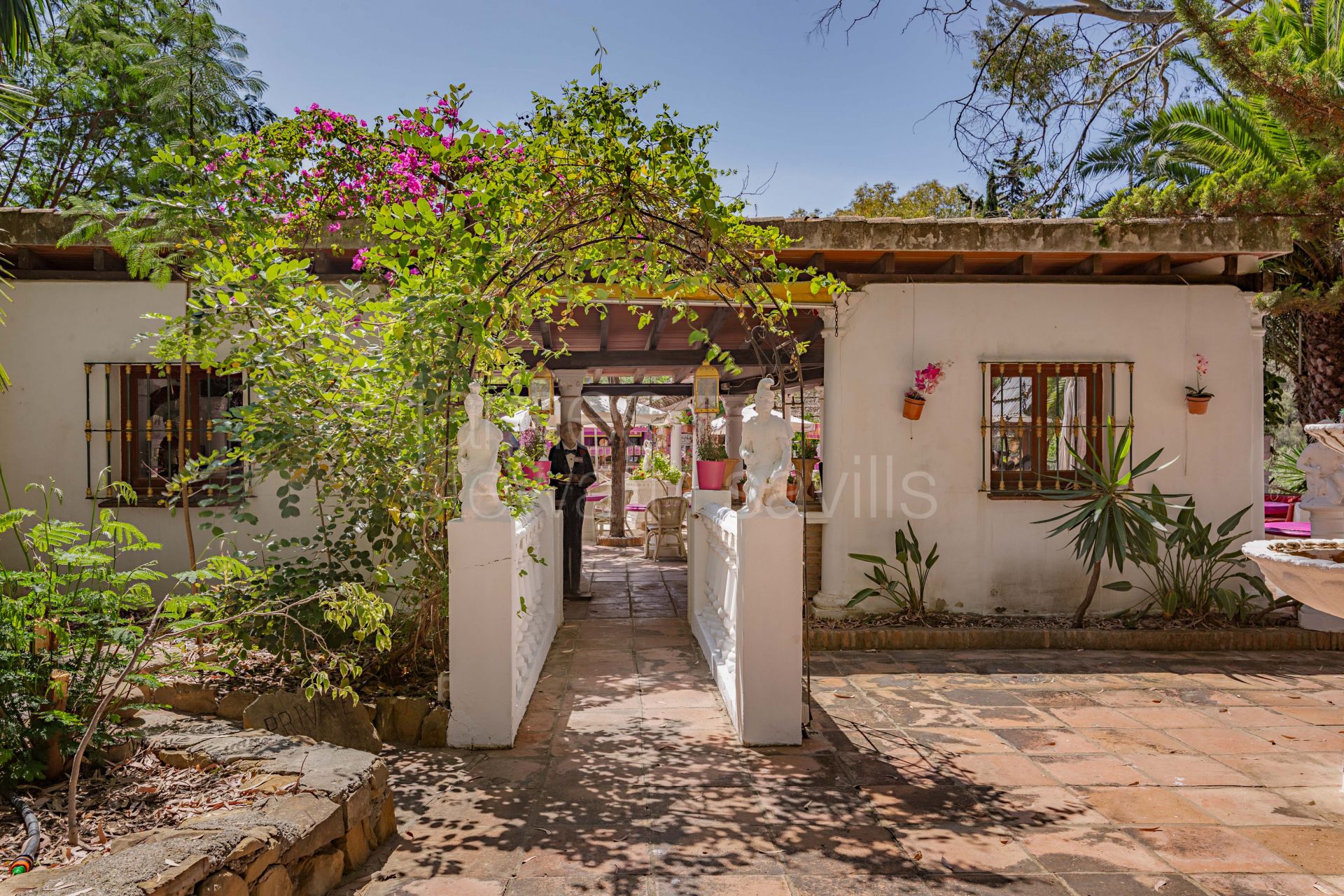Fabulosa oportunidad de negocio para adquirir el famoso restaurante Roman Oasis con vivienda incluida