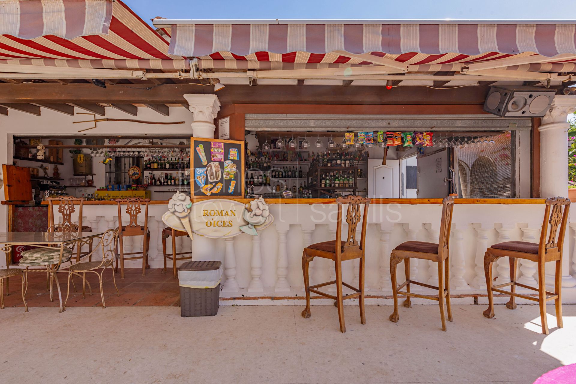 Fabulosa oportunidad de negocio para adquirir el famoso restaurante Roman Oasis con vivienda incluida